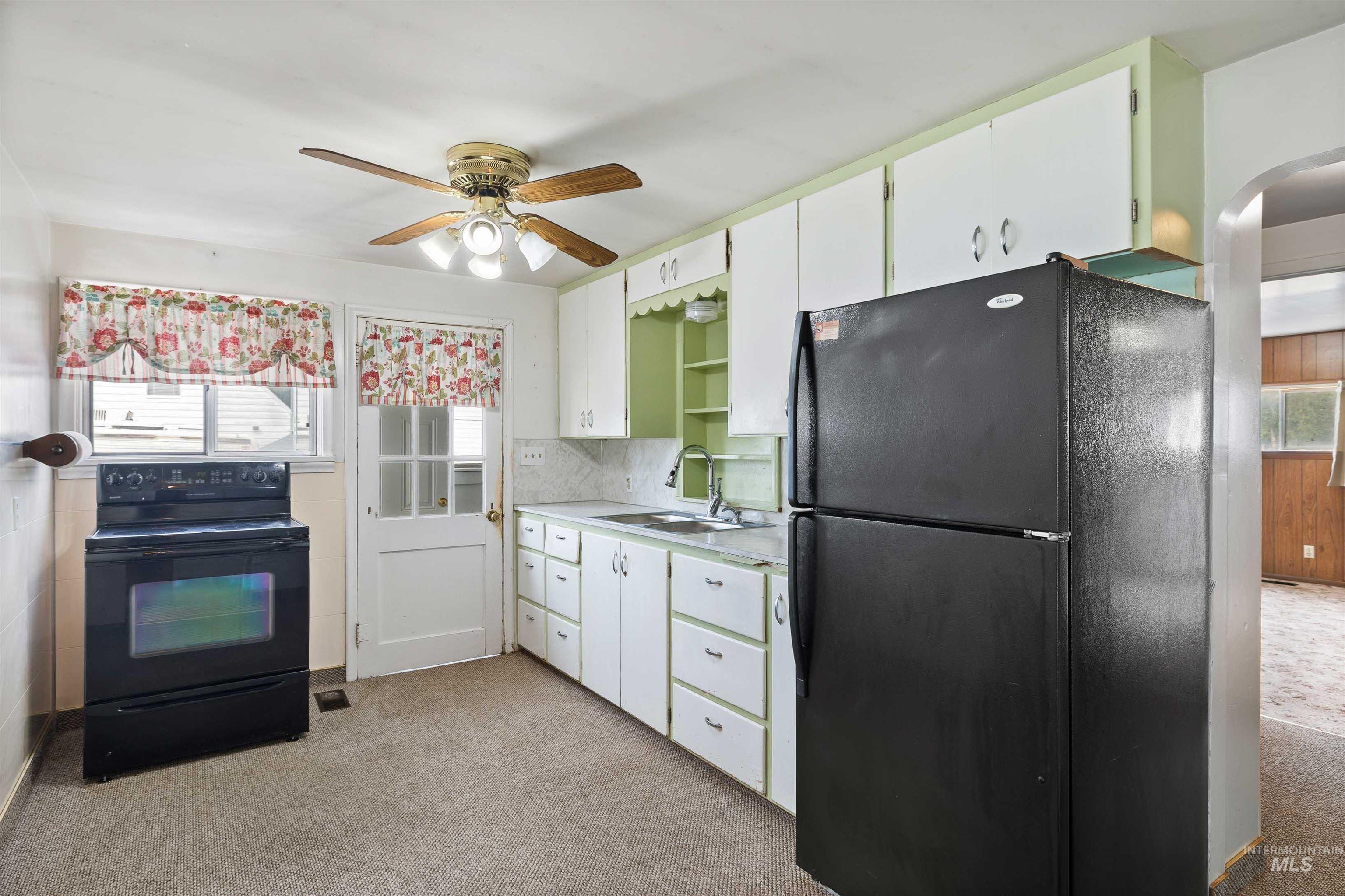 281 Lois St Property Photo 11