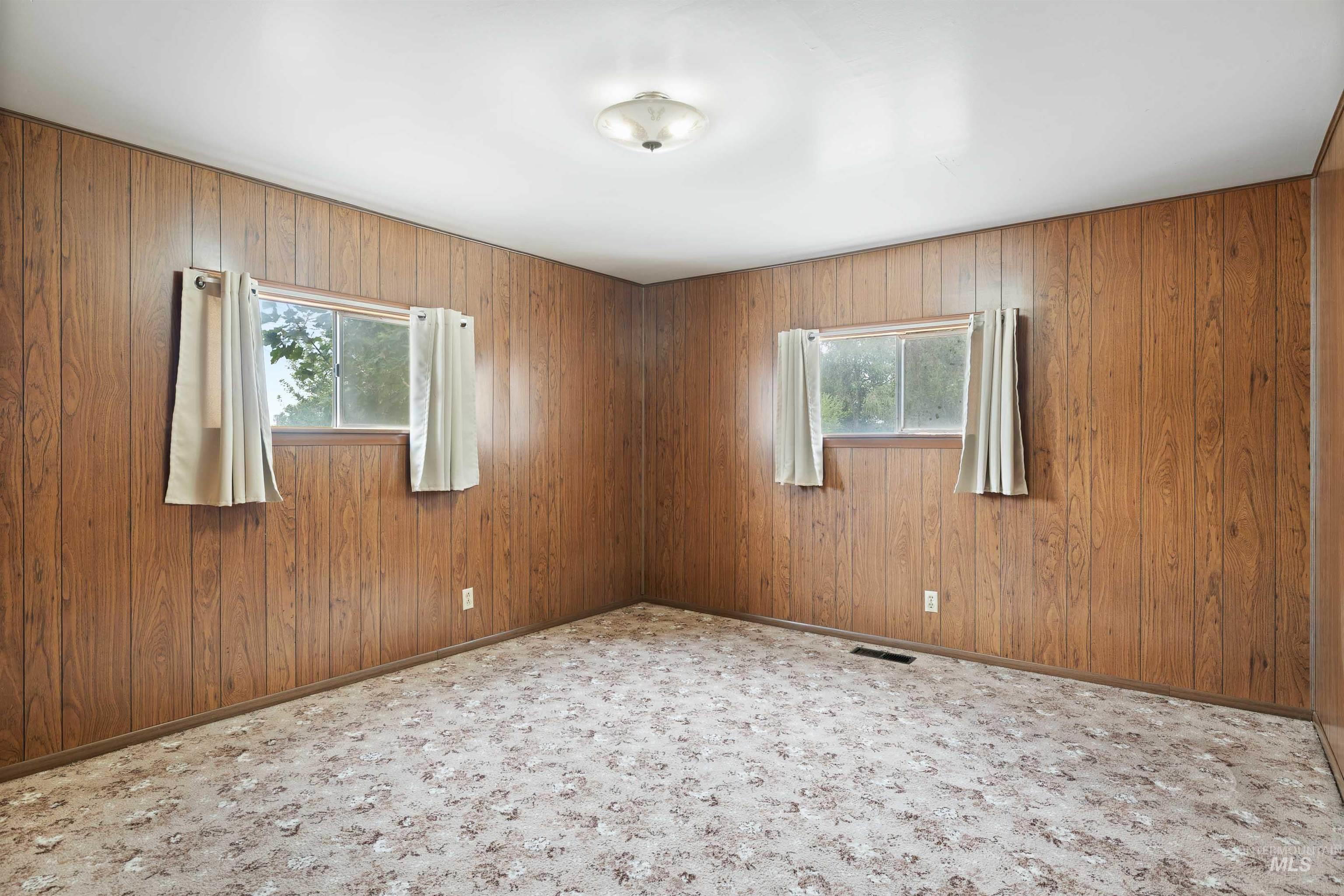 281 Lois St Property Photo 14