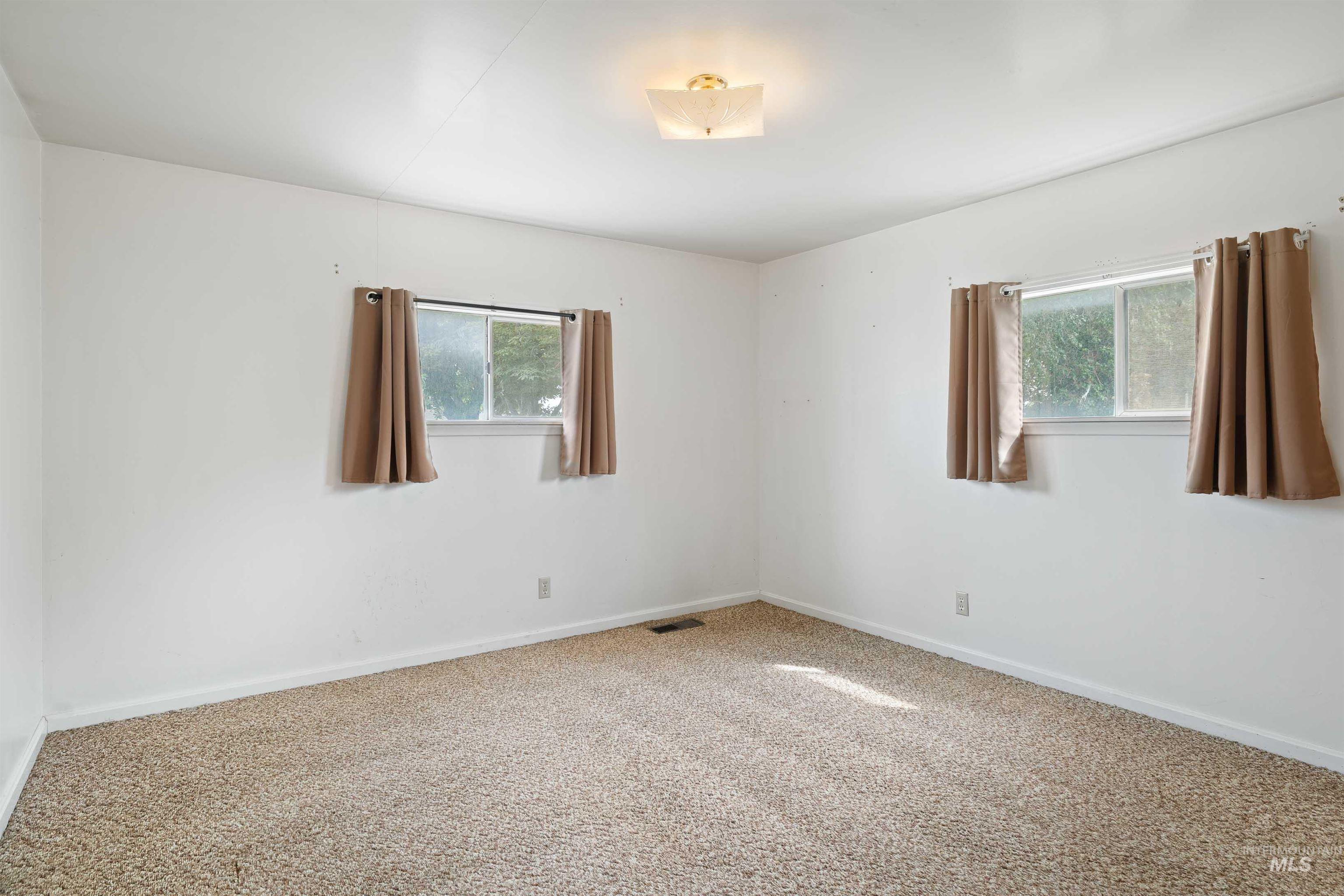 281 Lois St Property Photo 17
