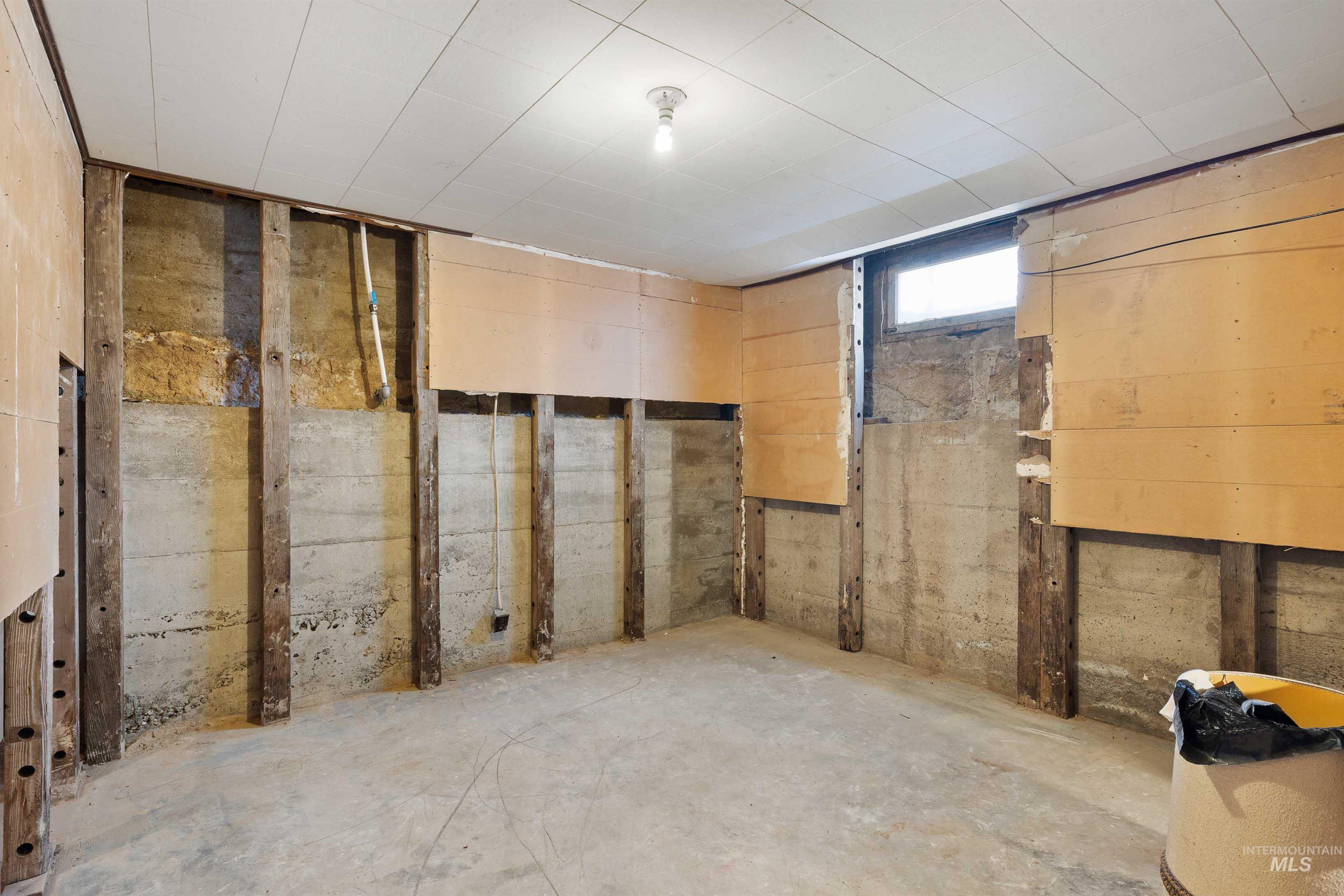 281 Lois St Property Photo 23