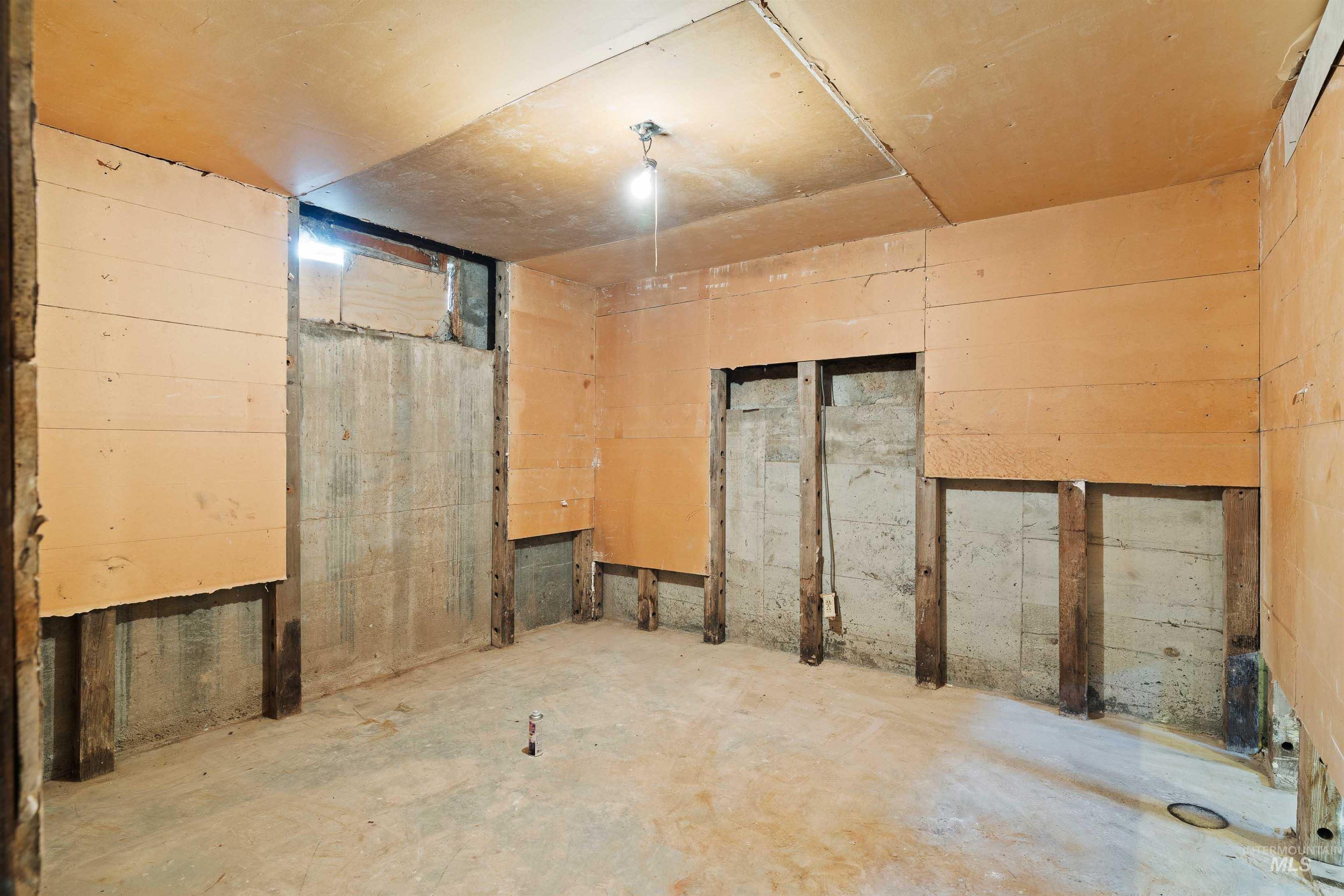 281 Lois St Property Photo 24