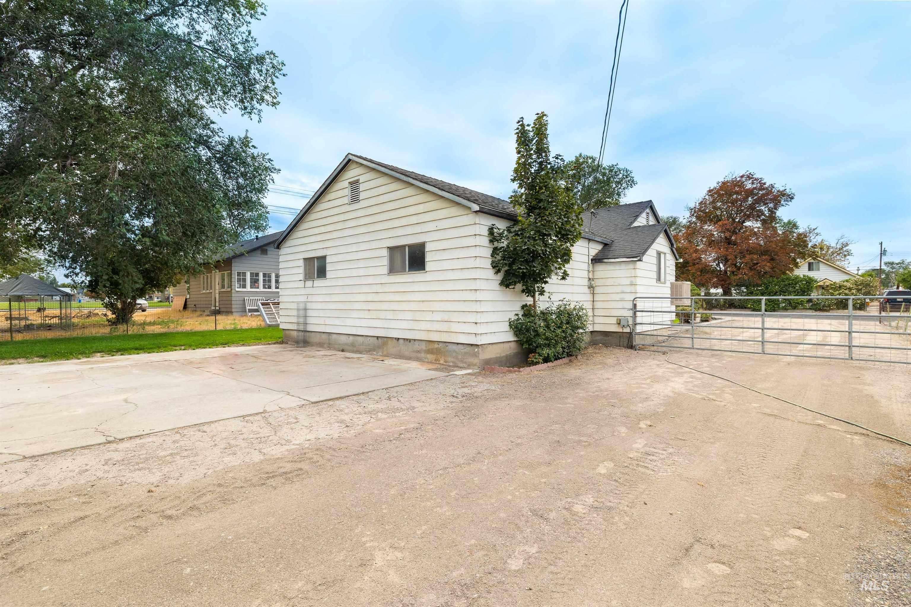 281 Lois St Property Photo 25