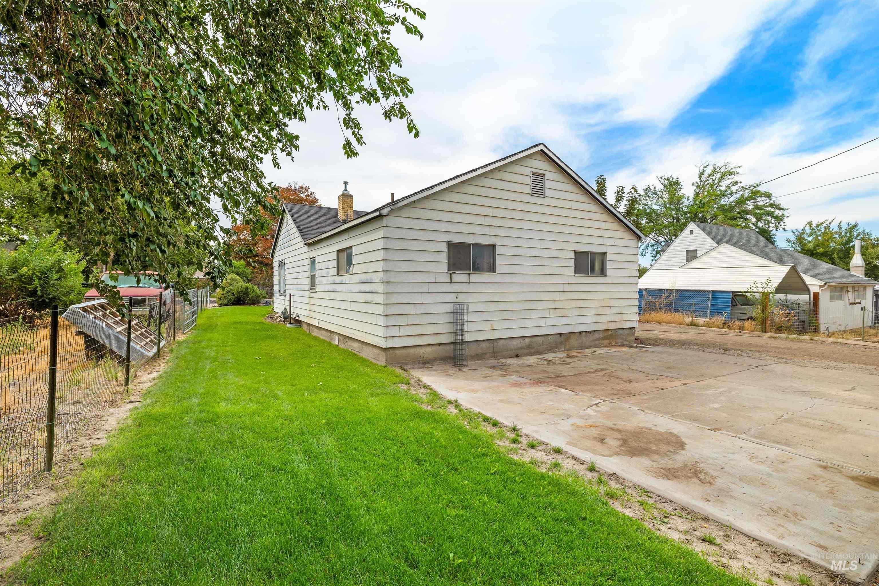 281 Lois St Property Photo 26