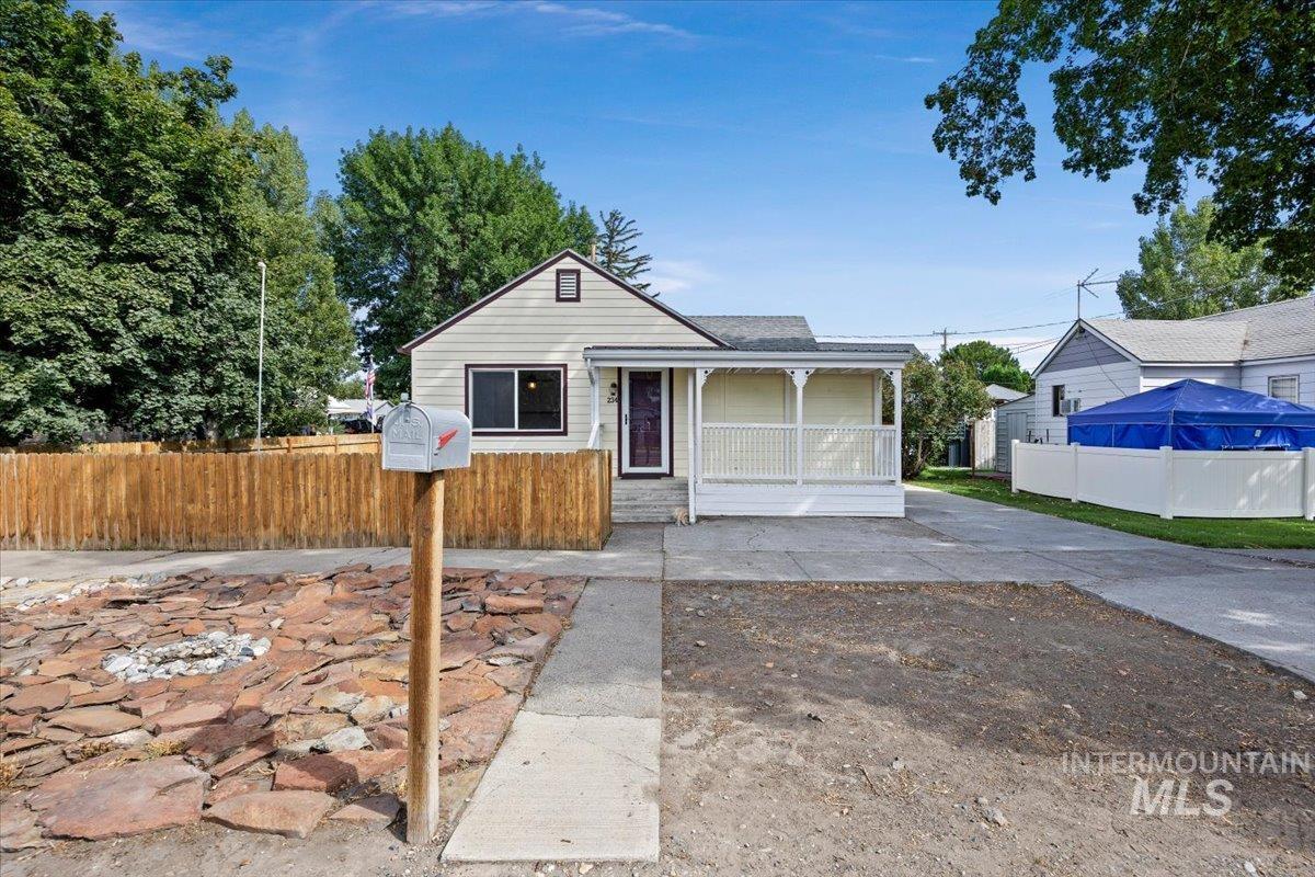 234 4th Ave W Property Photo 1