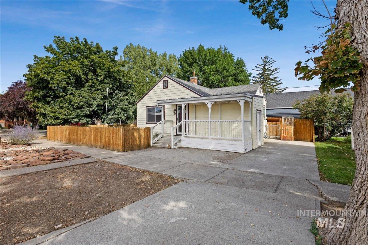 234 4th Ave W Property Photo 3