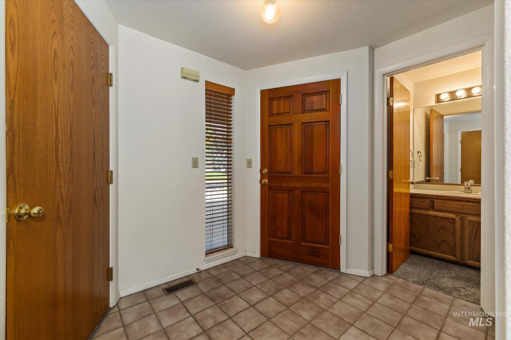 906 N Benjamin Lane Property Photo 3