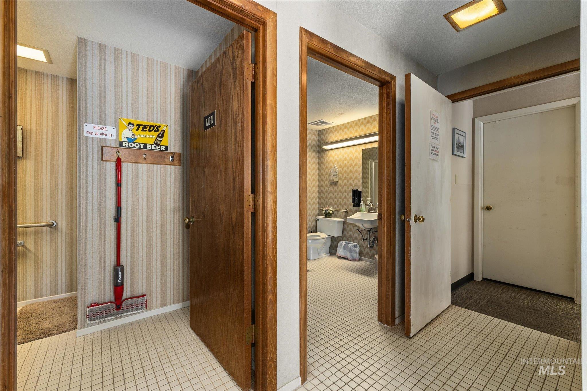 906 N Benjamin Lane Property Photo 36