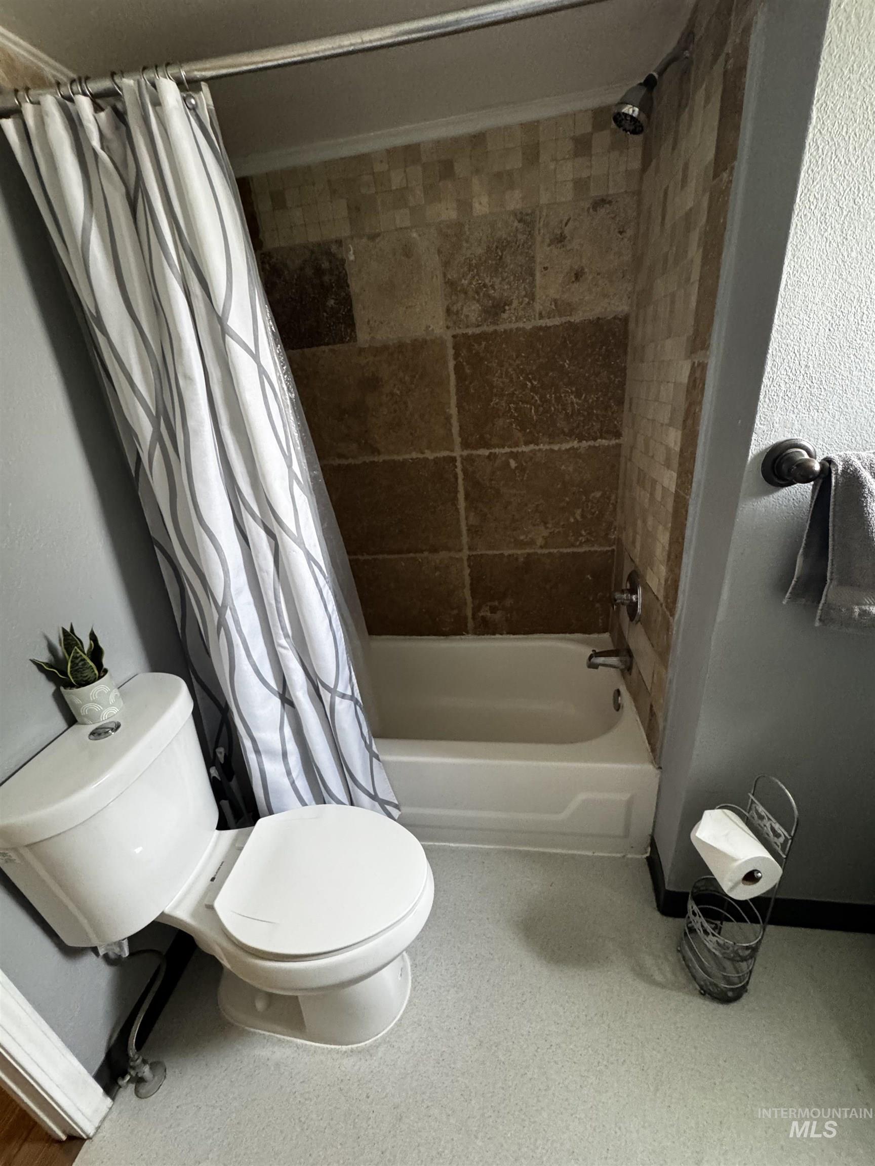 306 E 47th St Property Photo 13