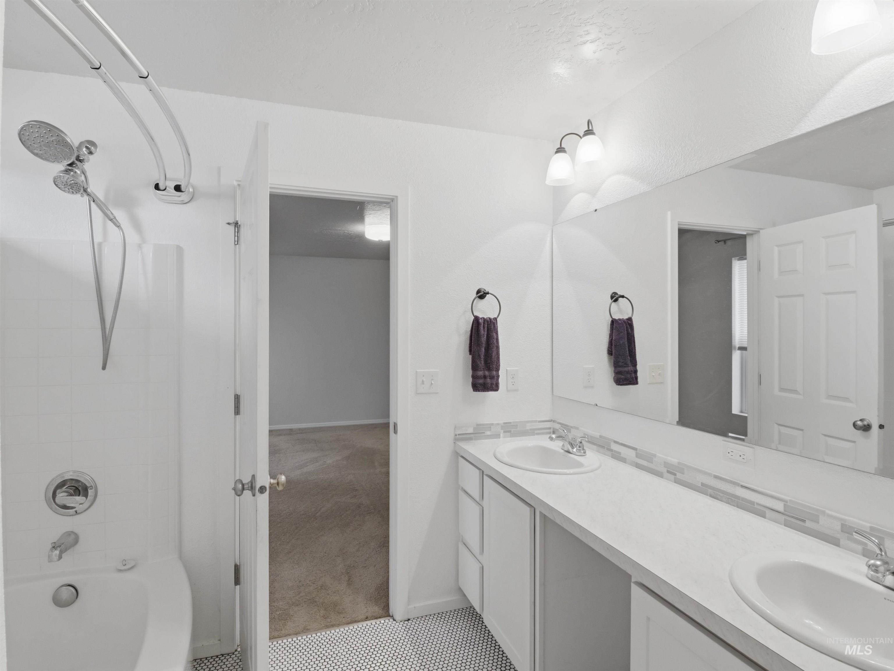 1679 W Sahara Dr. Property Photo 18
