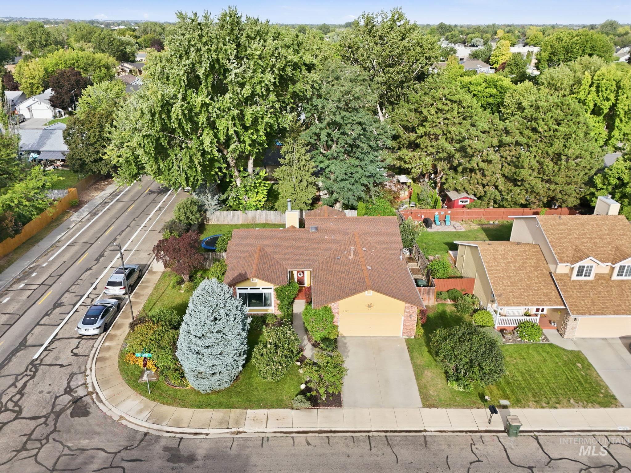 2217 N Amethyst Ave Property Photo 3