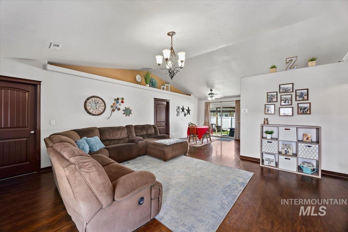 615 Garnet St. Property Photo 4