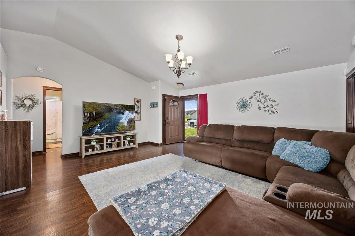 615 Garnet St. Property Photo 6