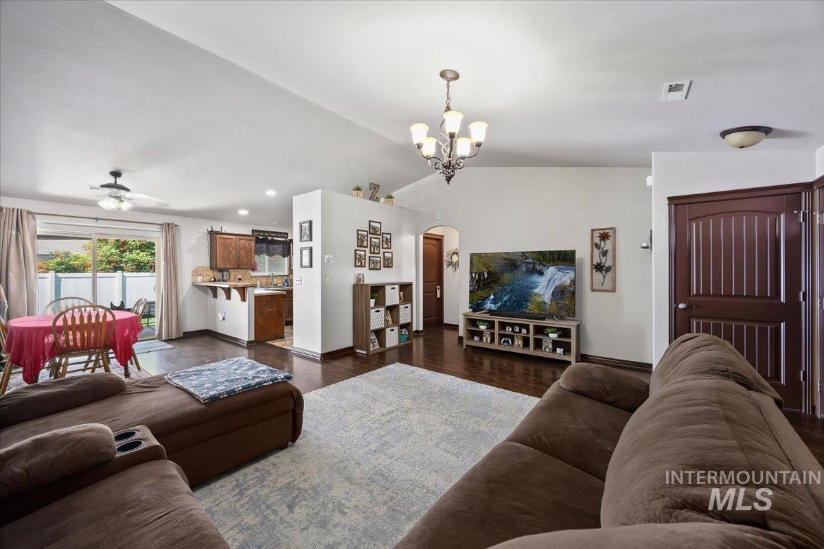615 Garnet St. Property Photo 7