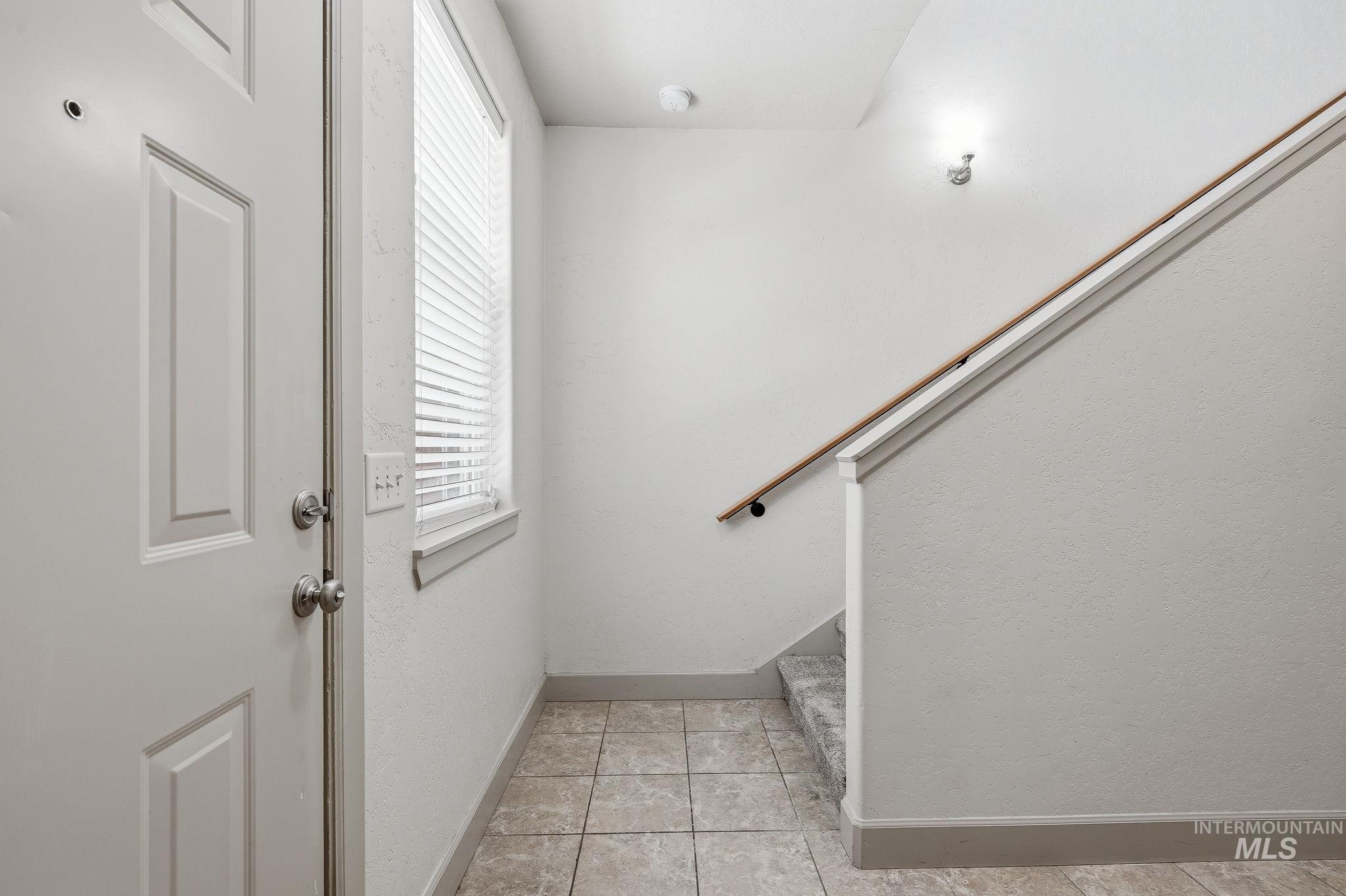 1136 E Winding Creek Dr Property Photo 6