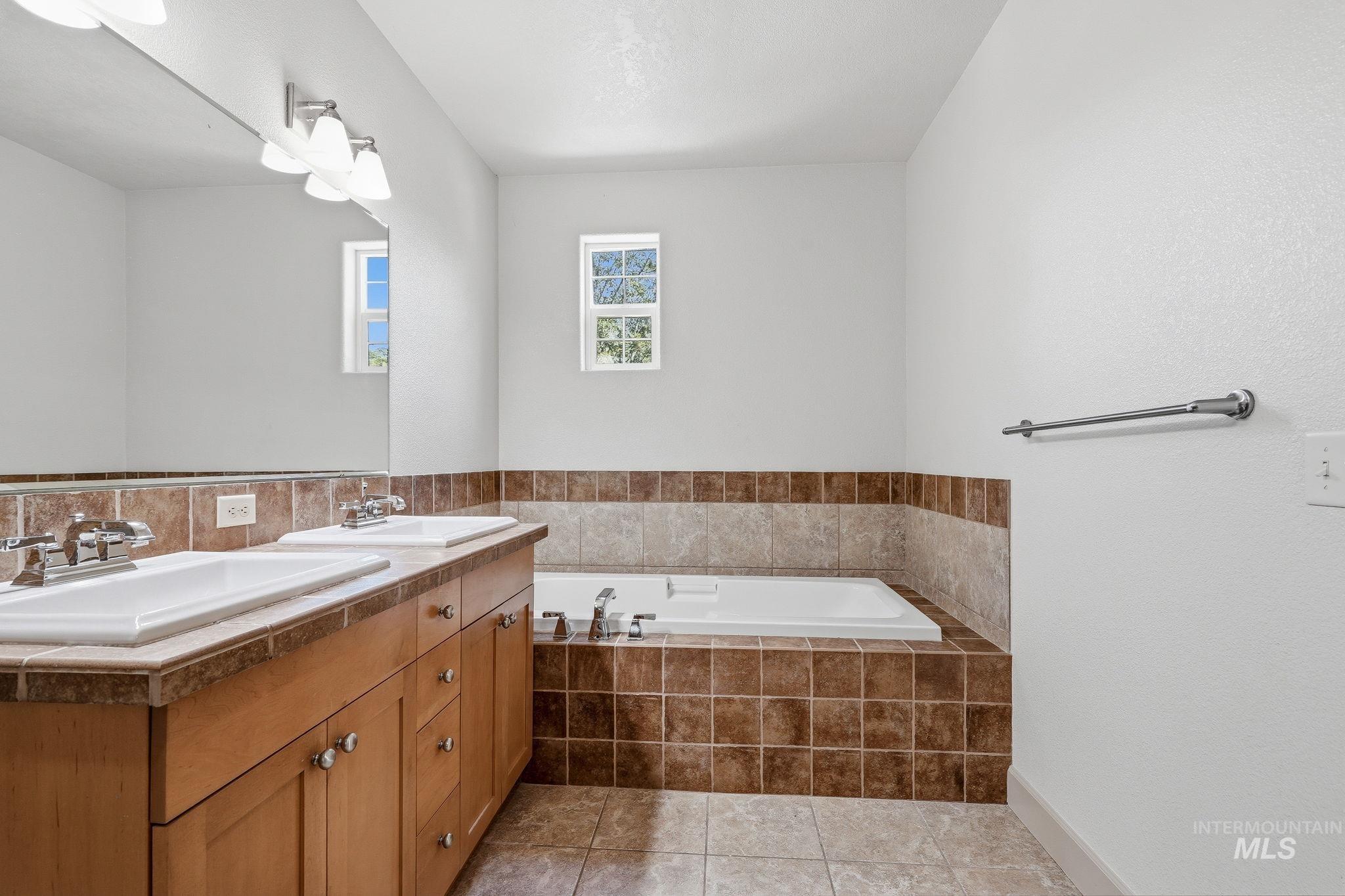 1136 E Winding Creek Dr Property Photo 31