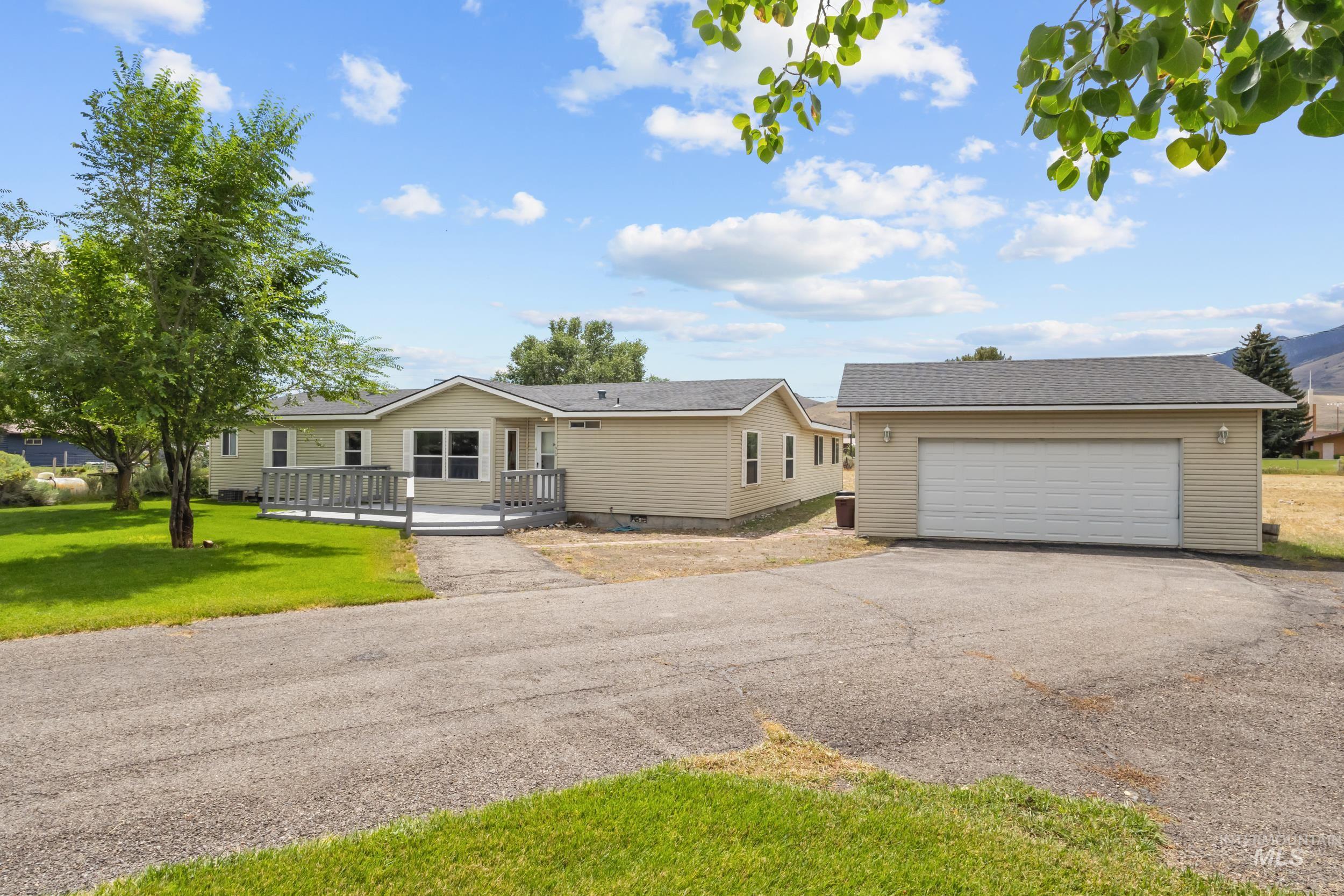 410 E Custer St Property Photo 4
