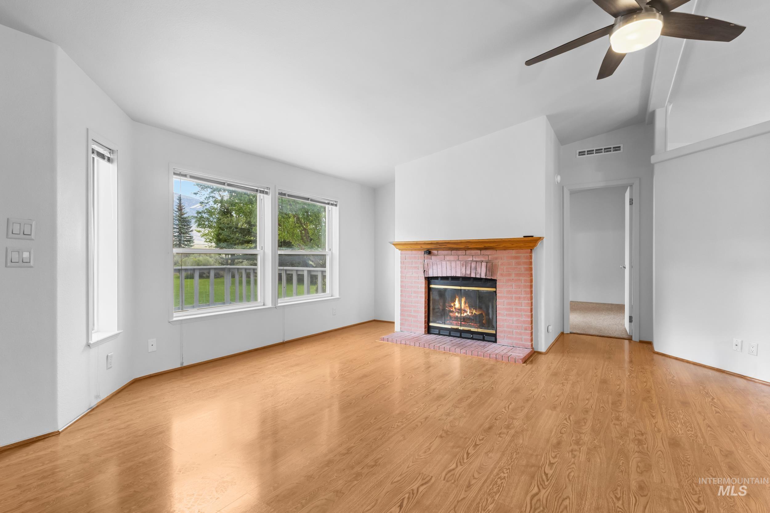 410 E Custer St Property Photo 5
