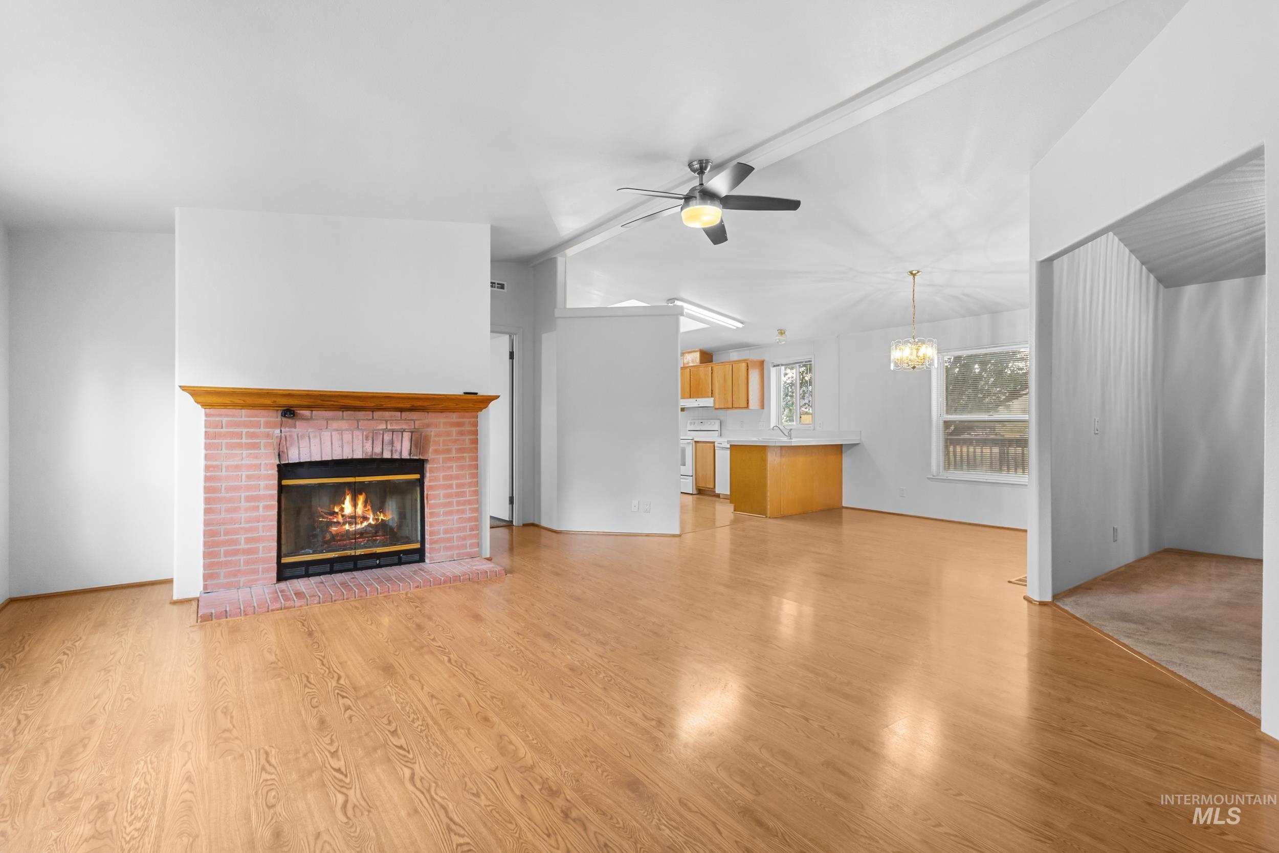 410 E Custer St Property Photo 7