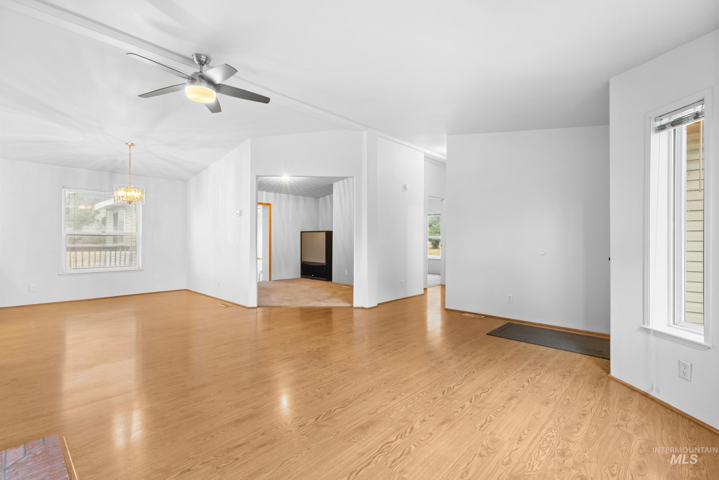 410 E Custer St Property Photo 8