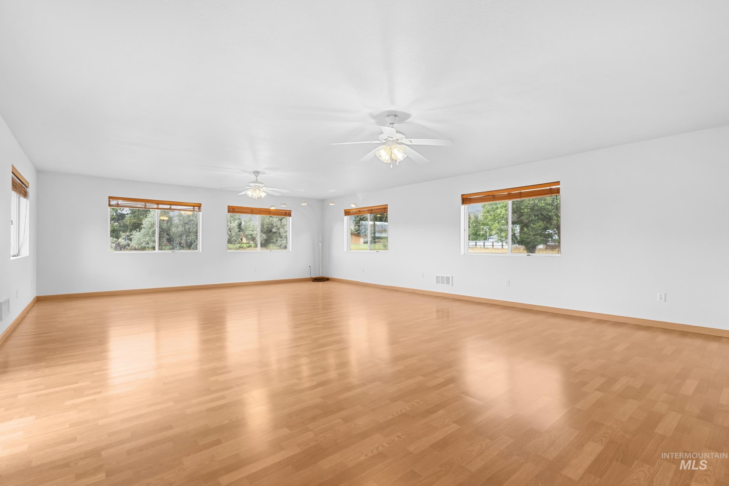 410 E Custer St Property Photo 10