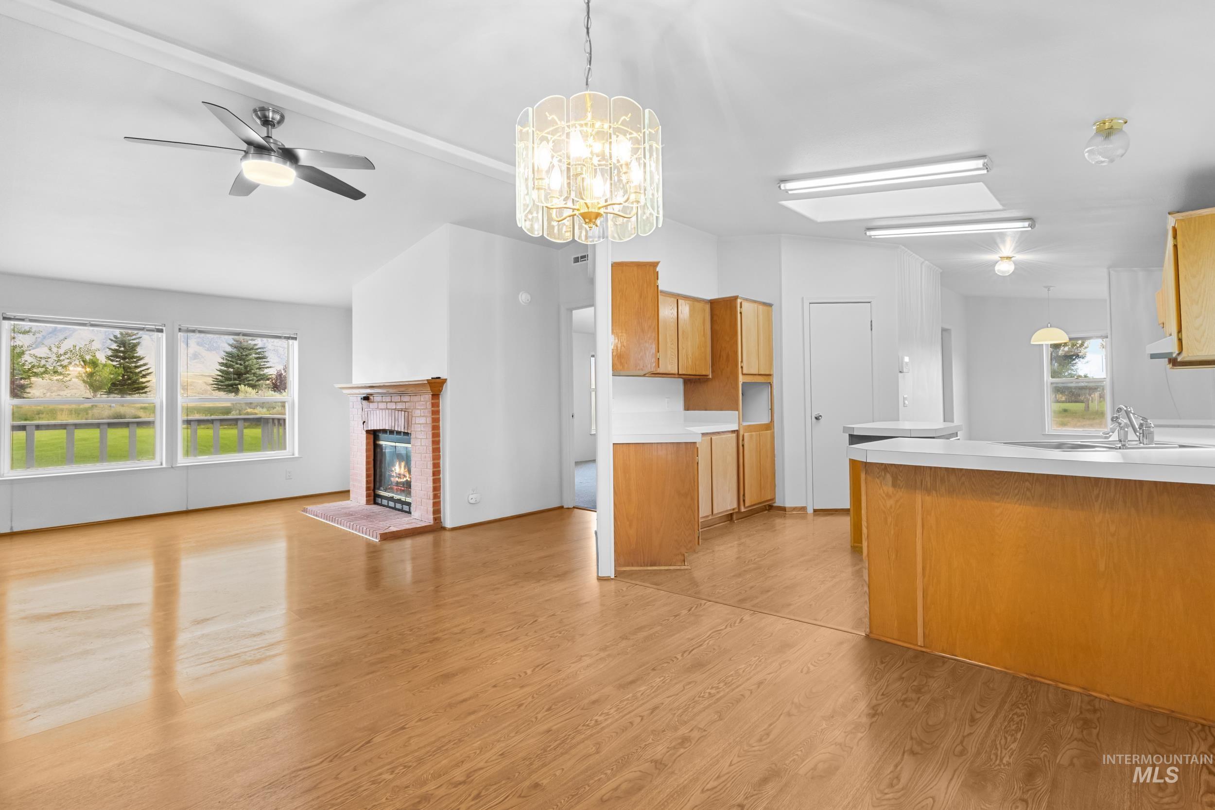 410 E Custer St Property Photo 11
