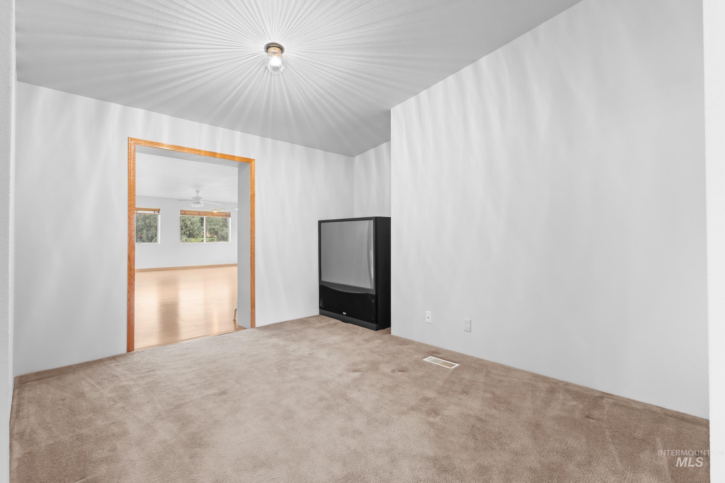 410 E Custer St Property Photo 19