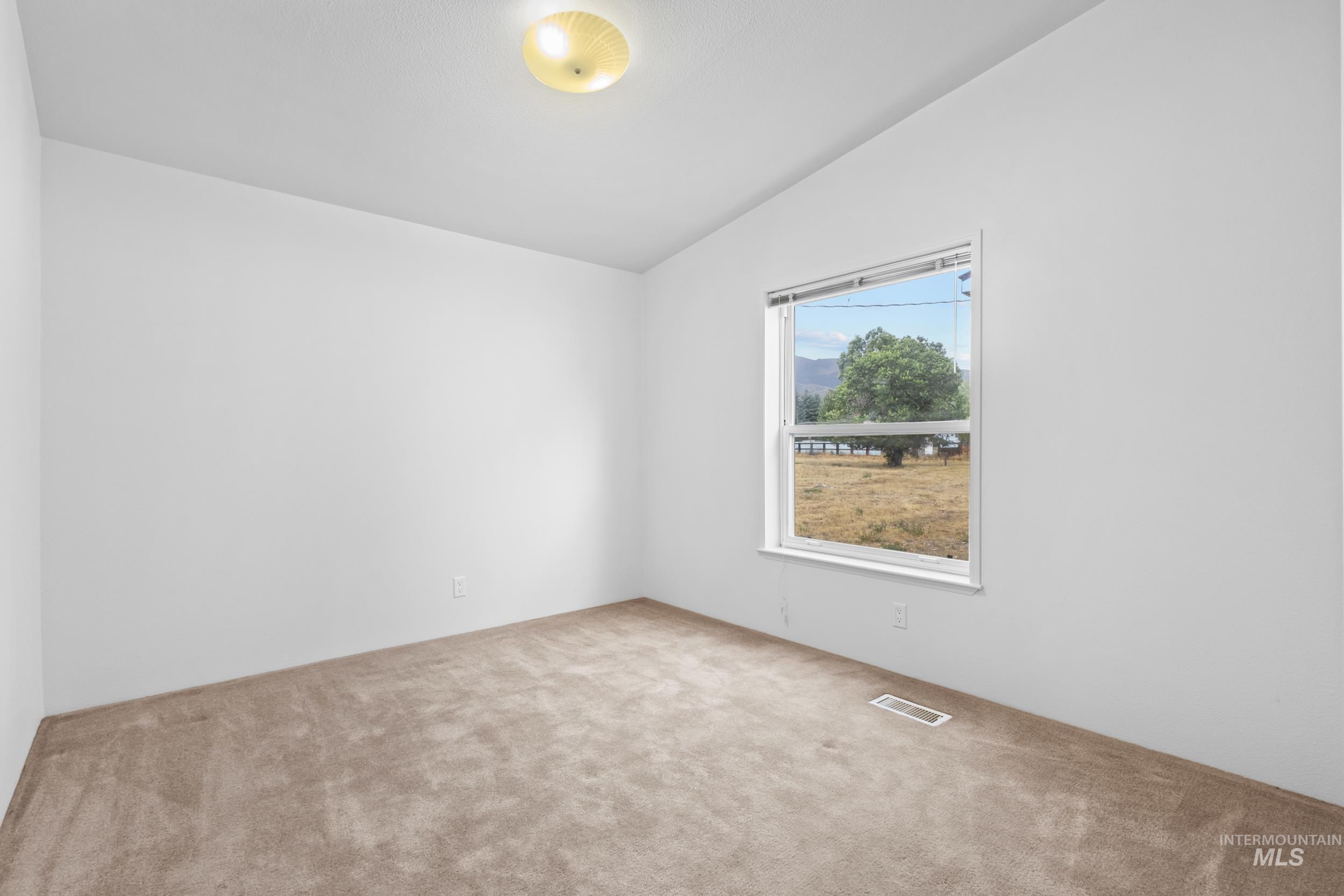 410 E Custer St Property Photo 24