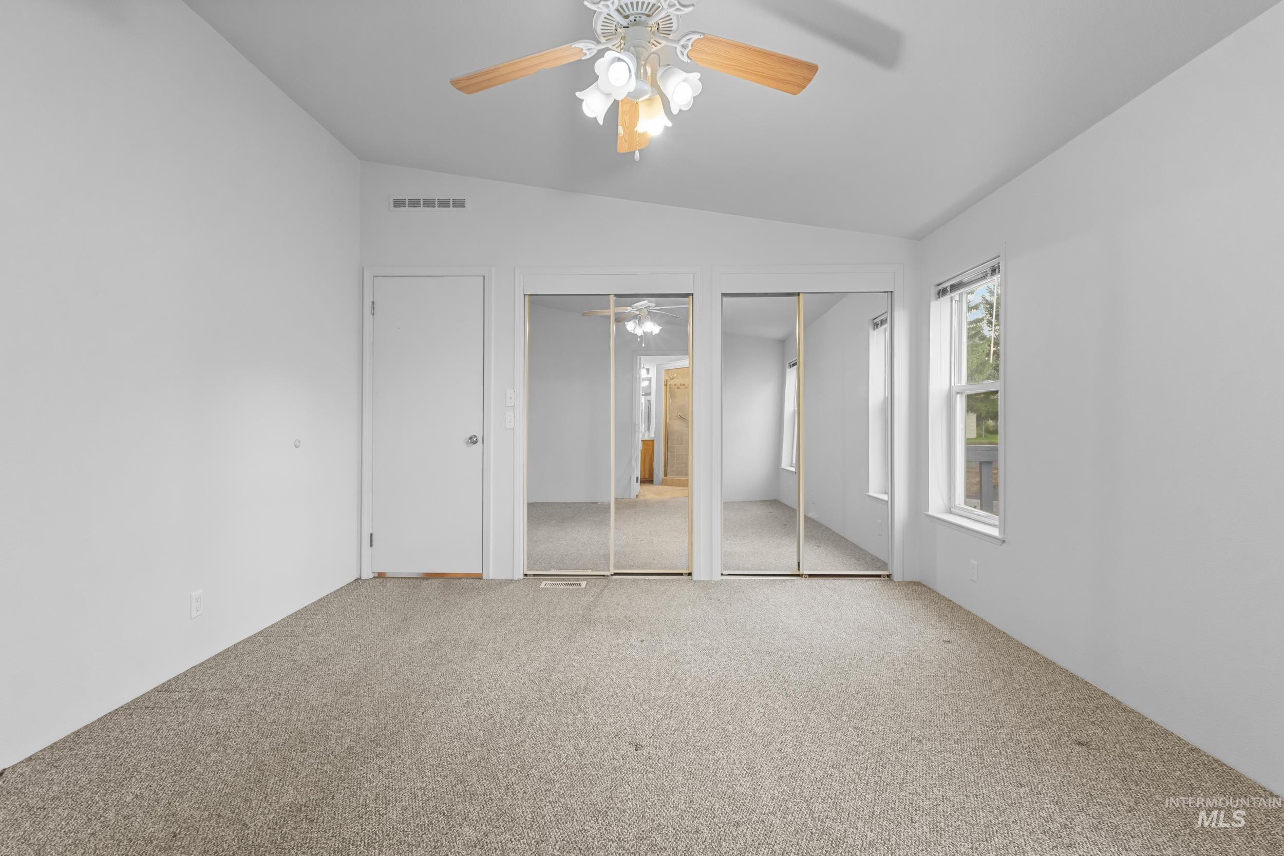 410 E Custer St Property Photo 32