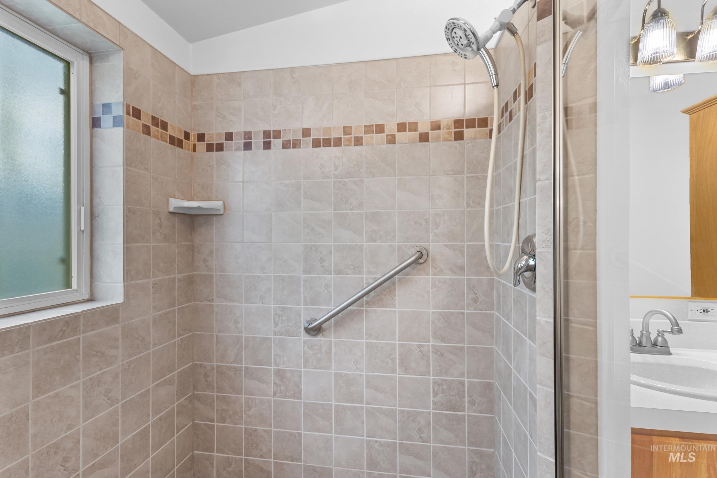 410 E Custer St Property Photo 35
