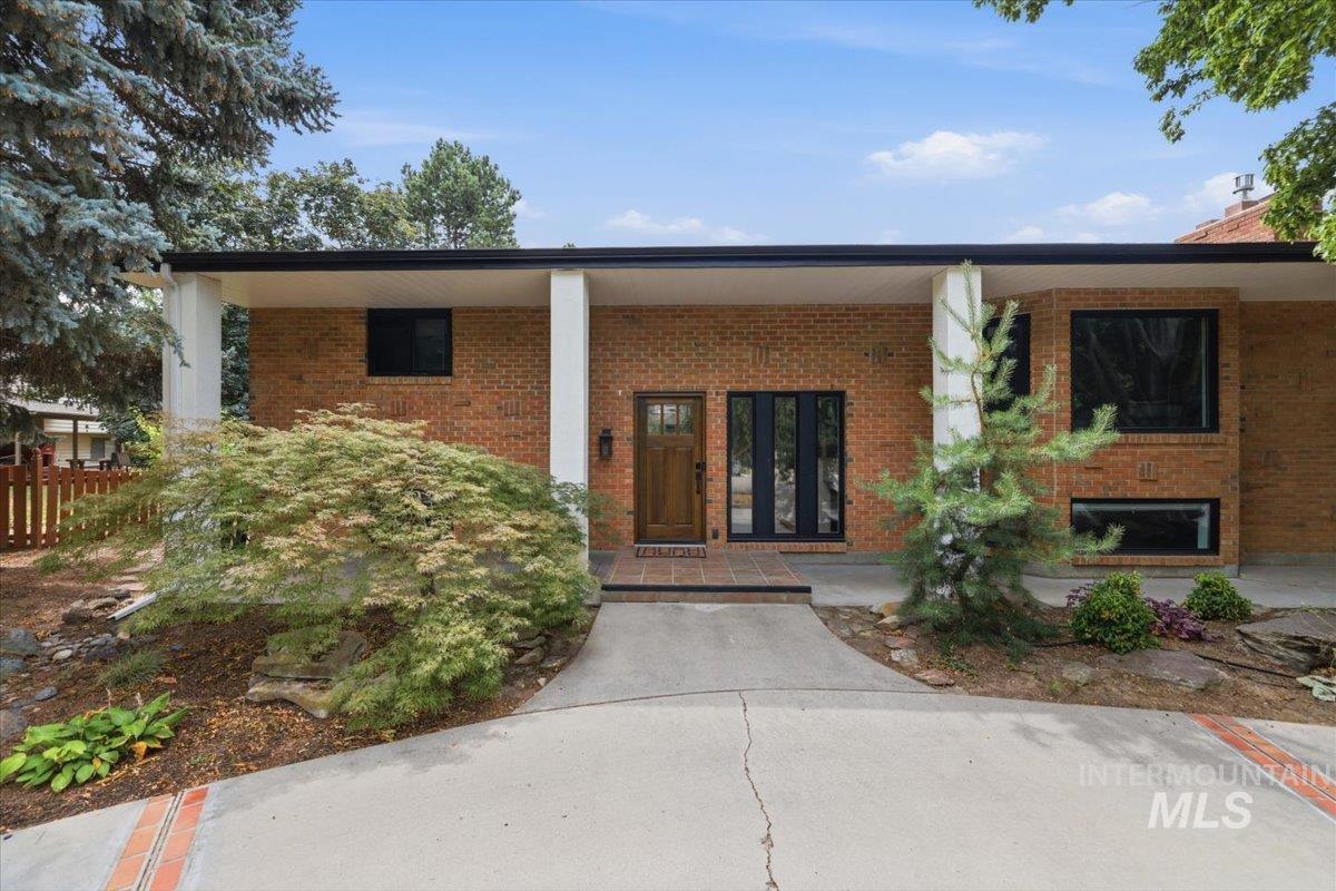 5203 N Sorrento Dr Property Photo 3