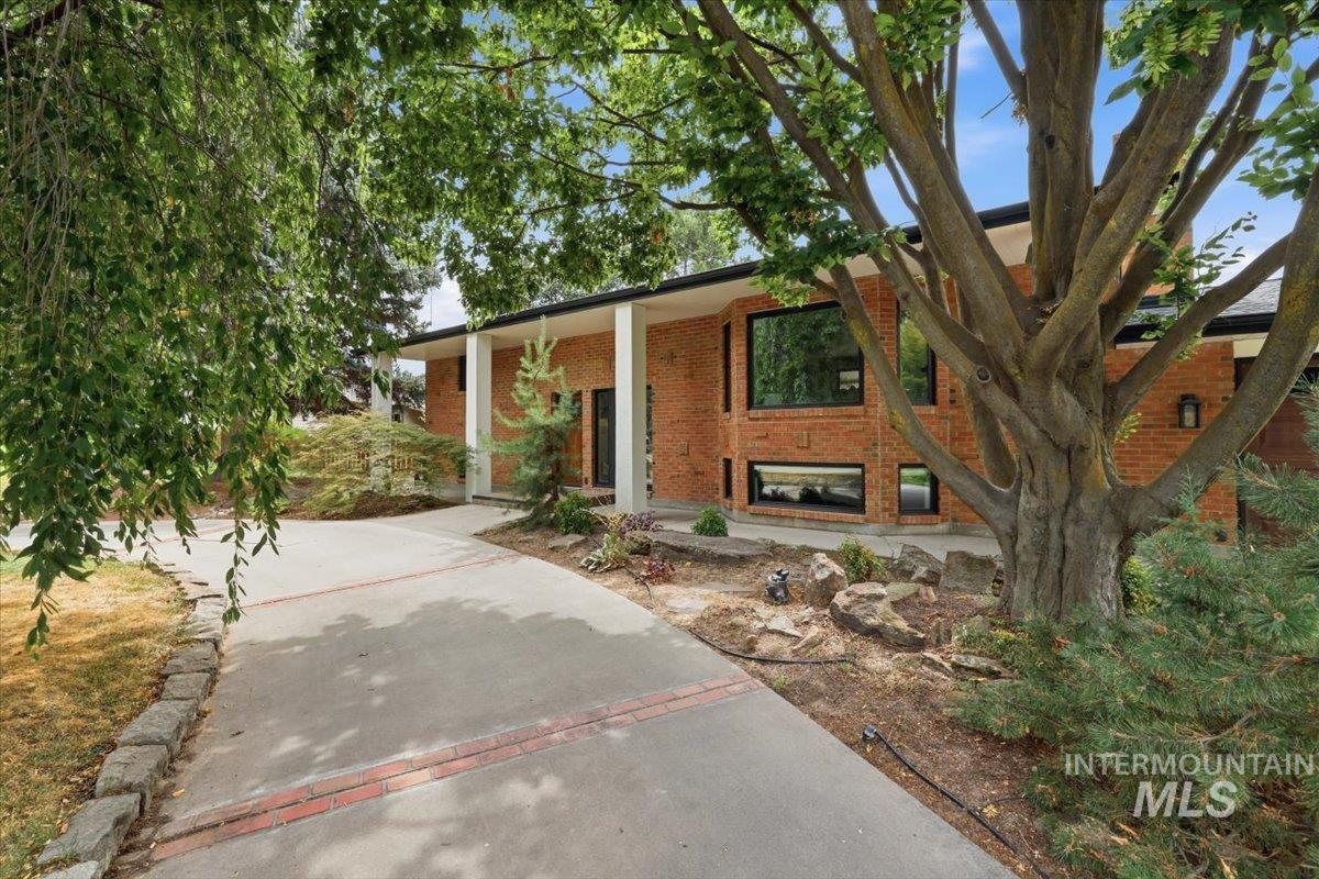 5203 N Sorrento Dr Property Photo 4