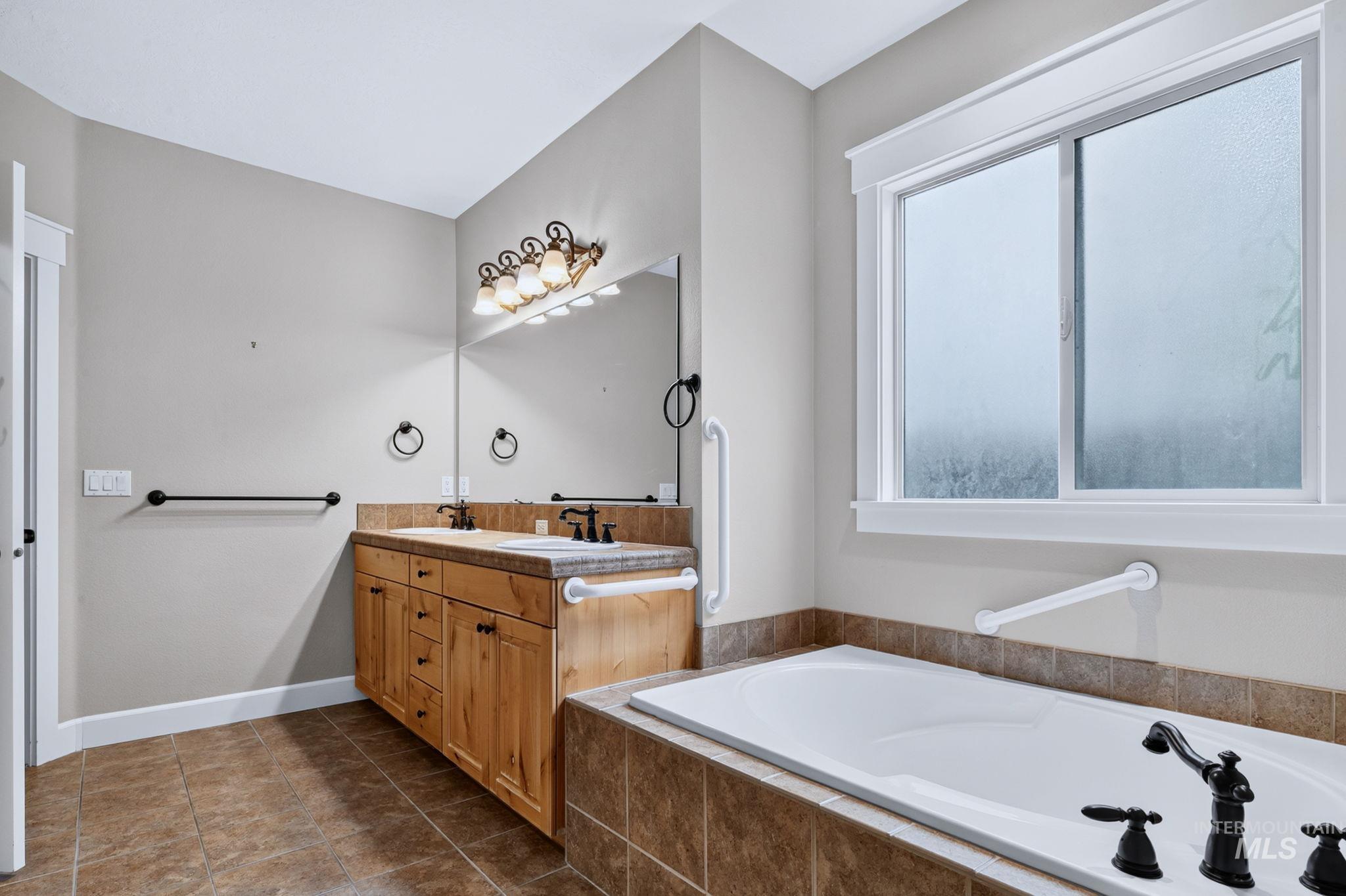 3660 N Colbourne Way Property Photo 27