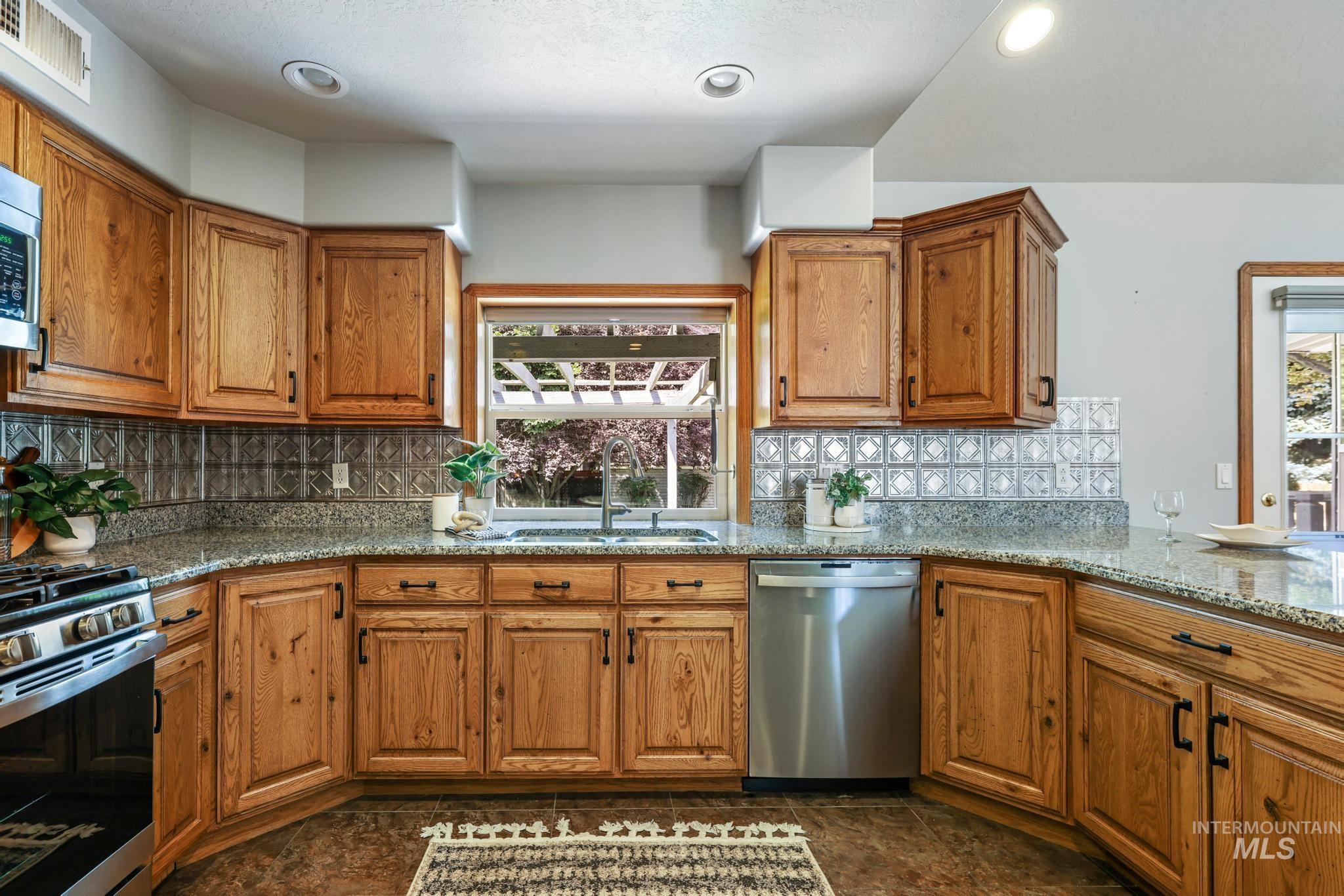 2047 Candlewood Cir Property Photo 2