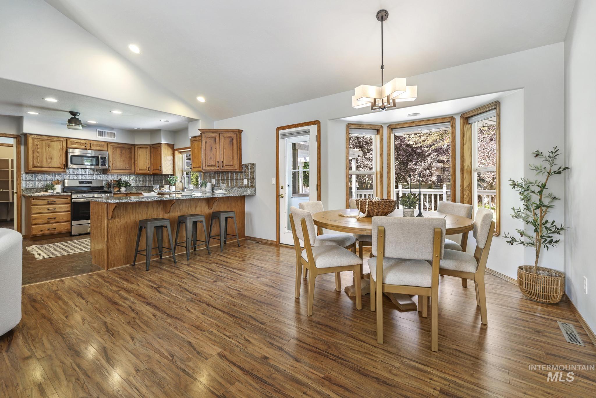 2047 Candlewood Cir Property Photo 13
