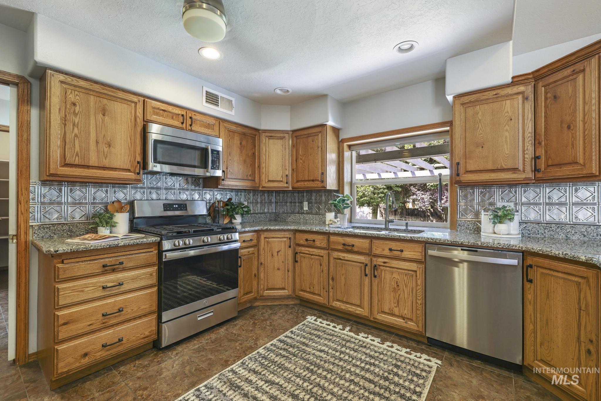 2047 Candlewood Cir Property Photo 16