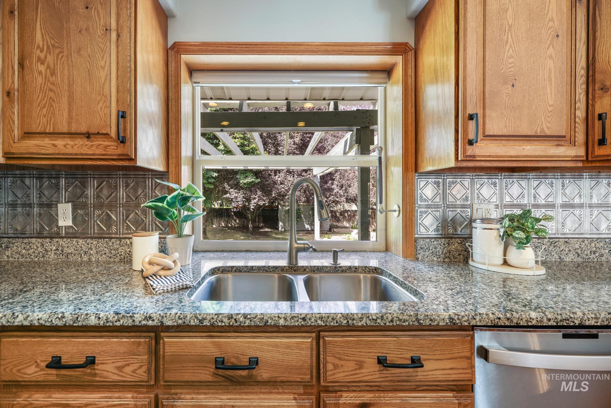 2047 Candlewood Cir Property Photo 18