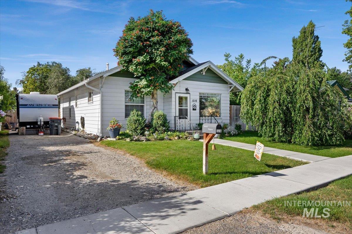 1216 10th Ave E Property Photo 1