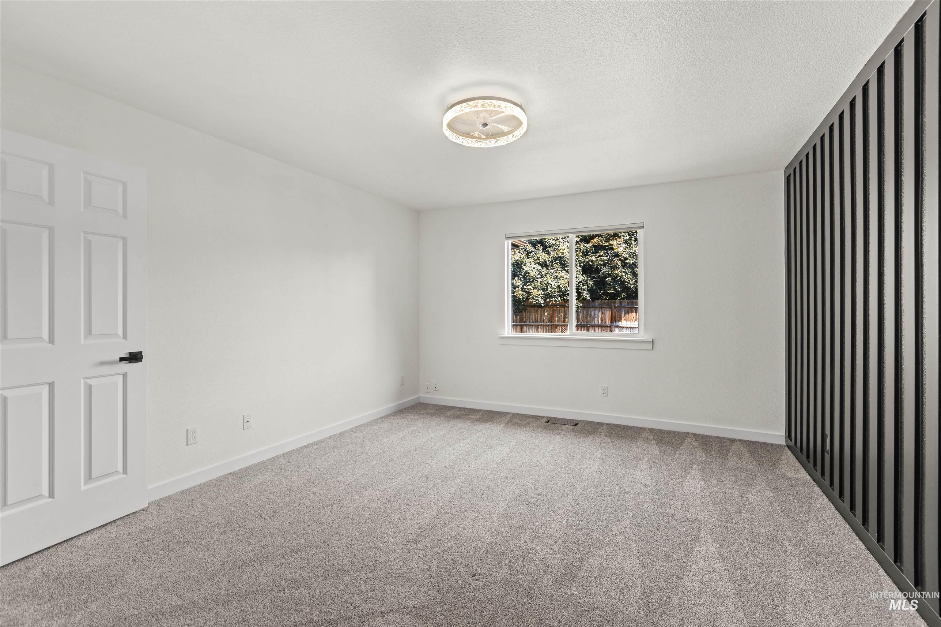 680 W Applegate St Property Photo 25