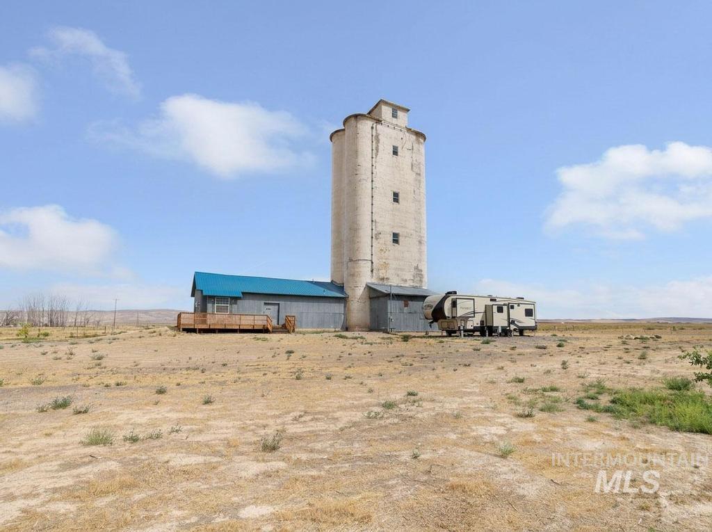 2348 E 2050 N Property Photo 8