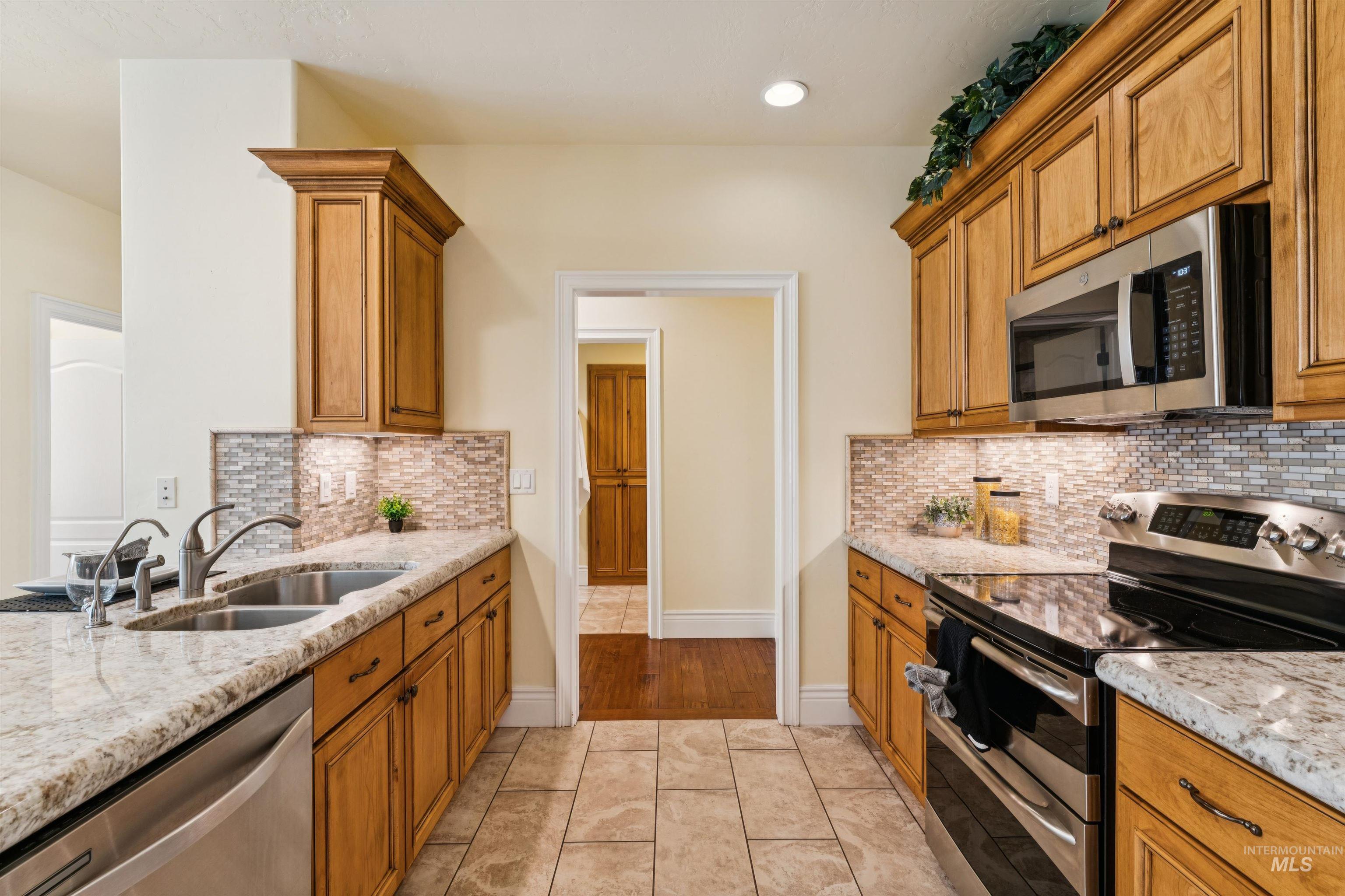 1614 W Par Ct Property Photo 6