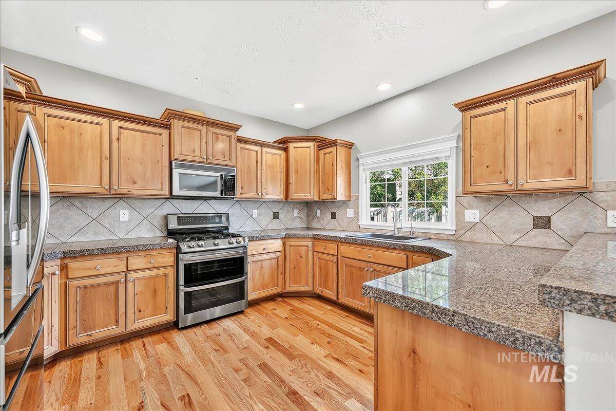 1210 W Cobblefield Property Photo 5
