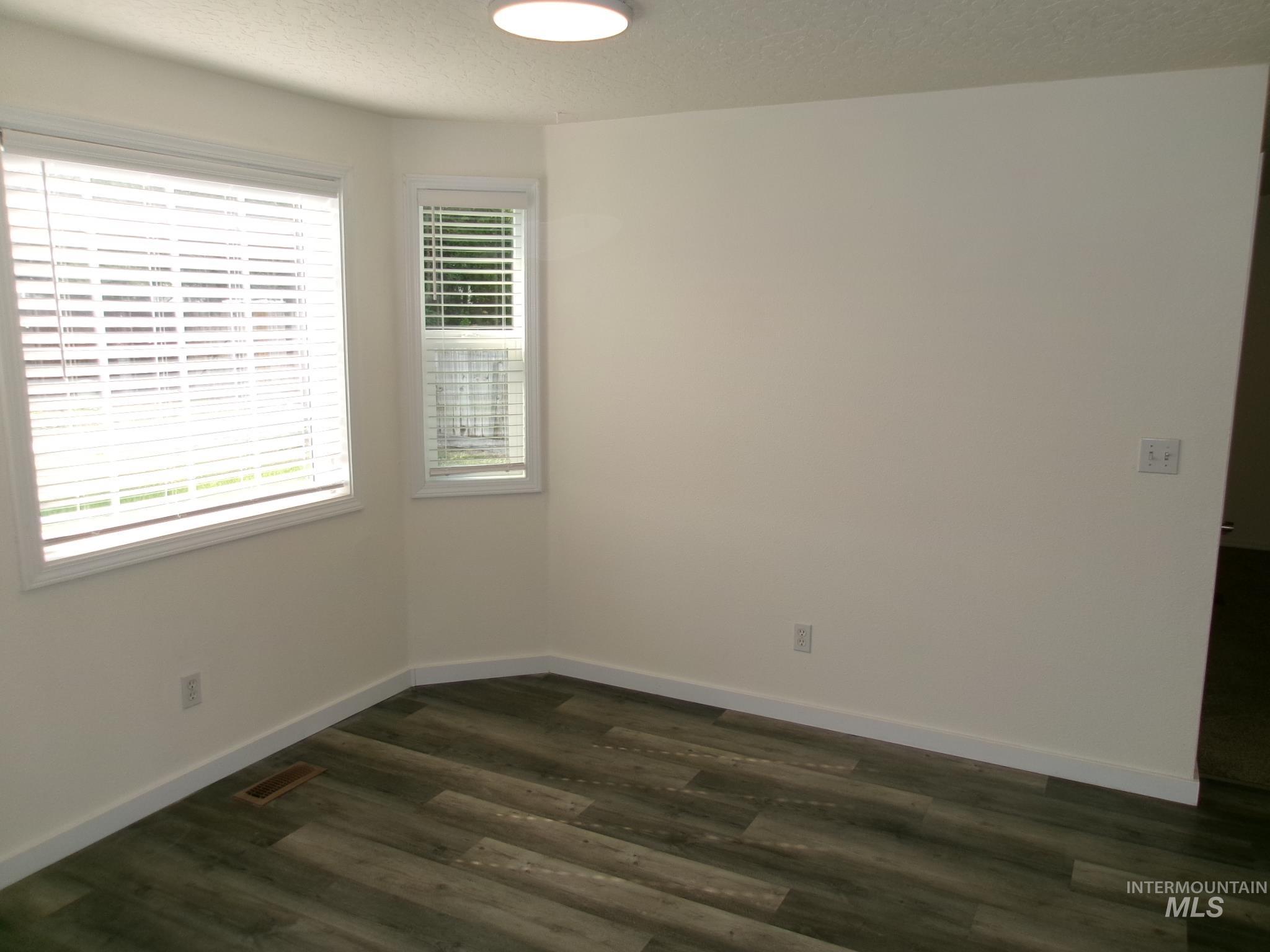 2807 Laurel Way Property Photo 4