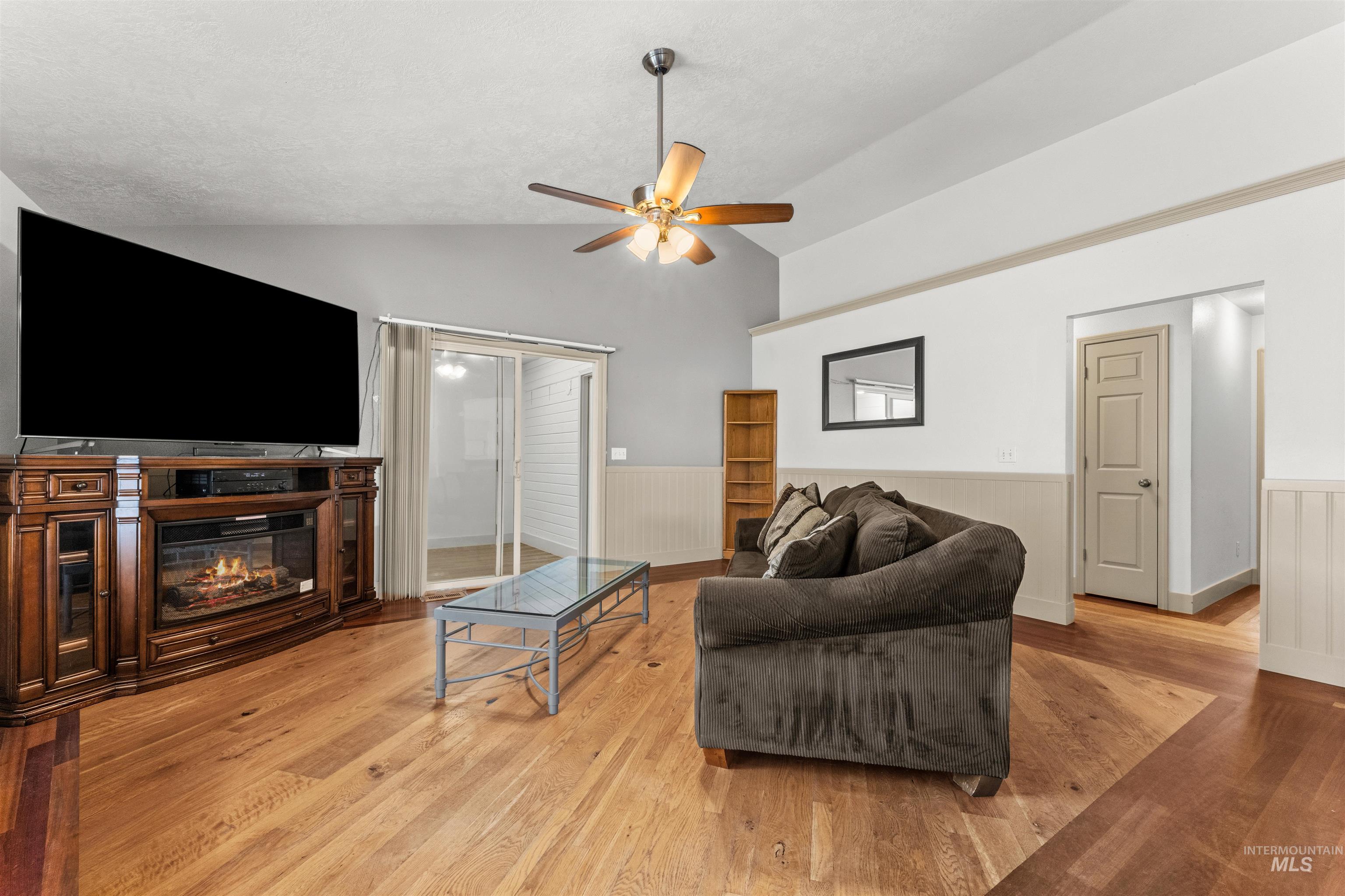 677 N Shady Grove Way Property Photo 3
