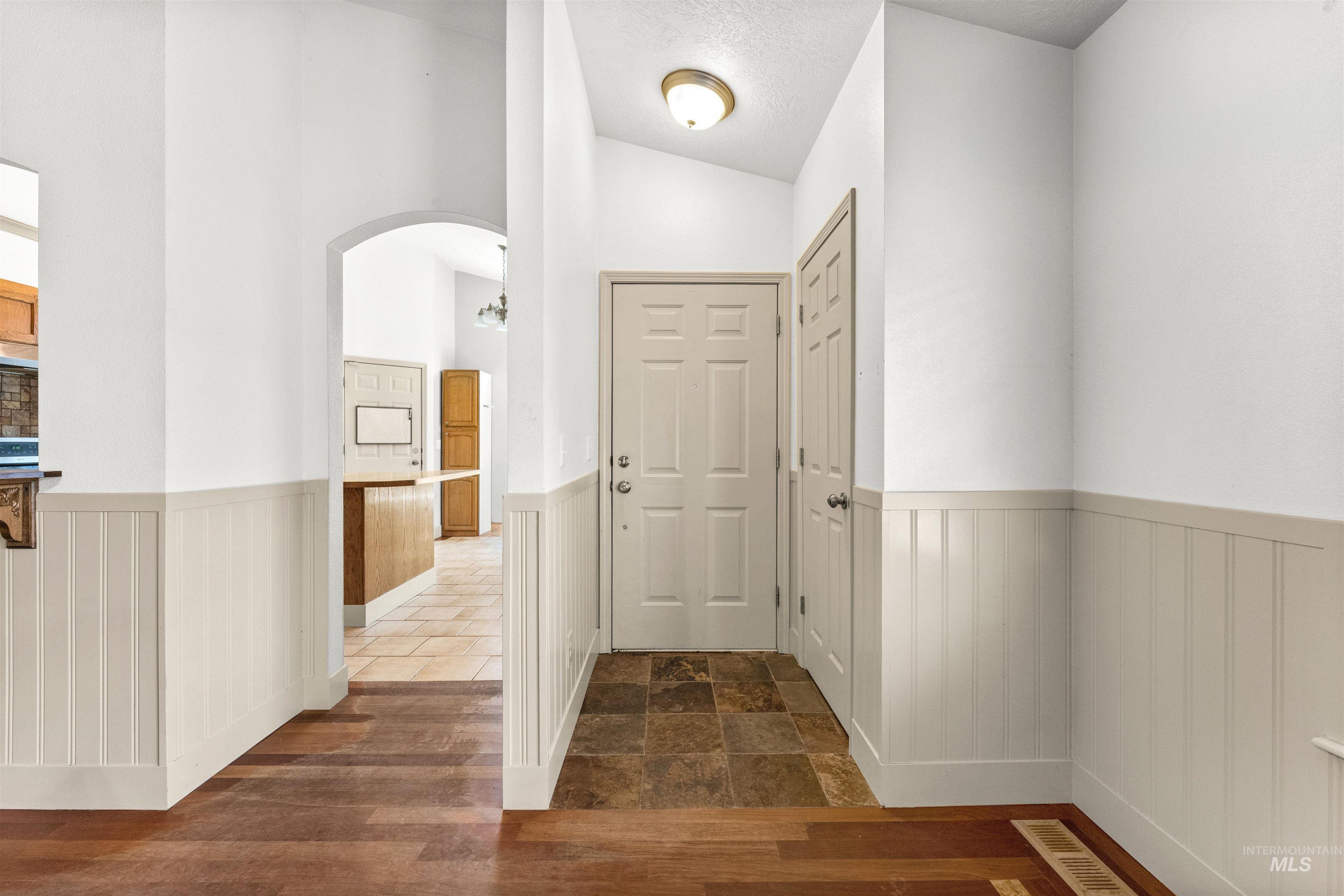 677 N Shady Grove Way Property Photo 9