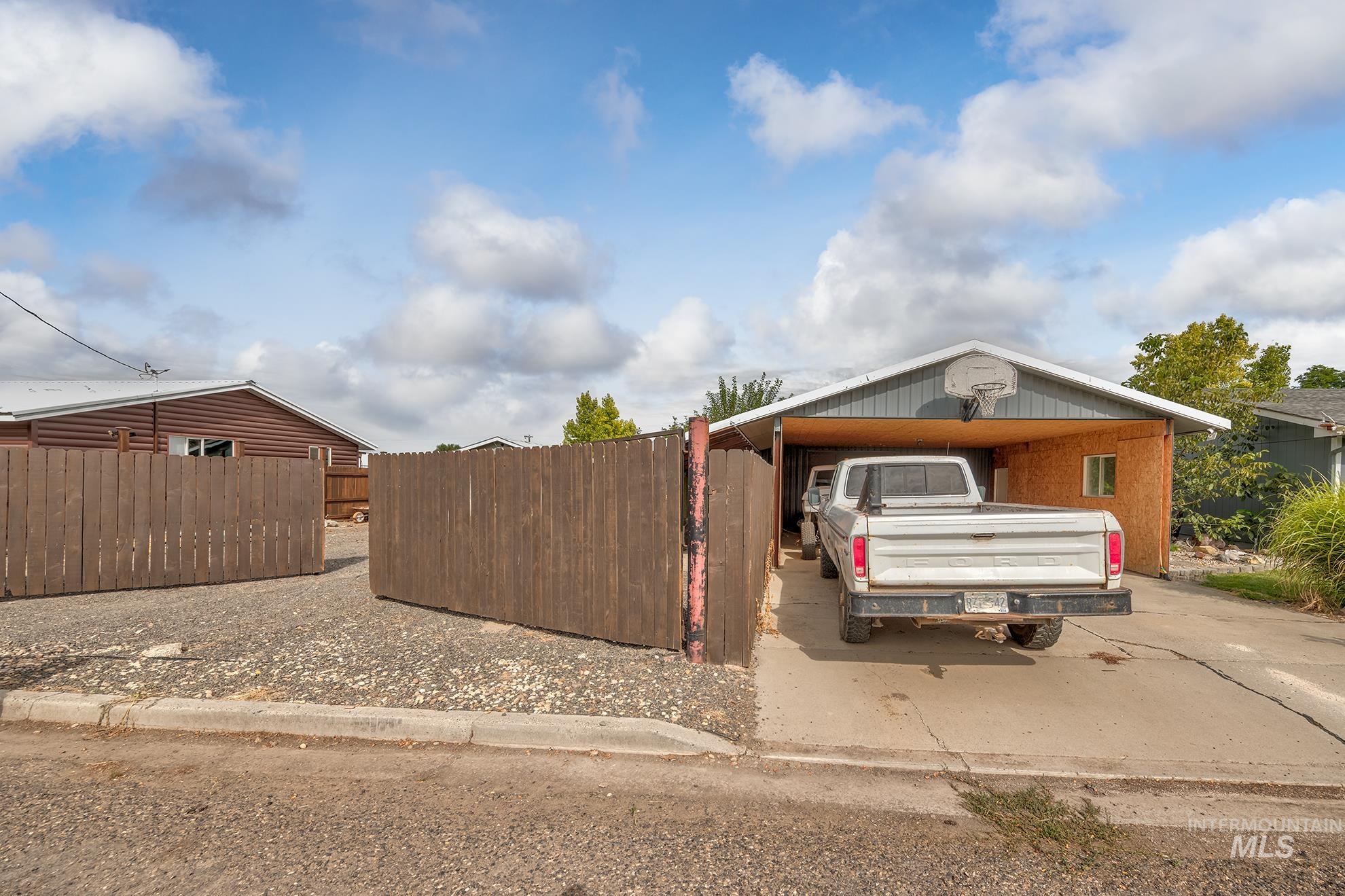 692 15th St Property Photo 43