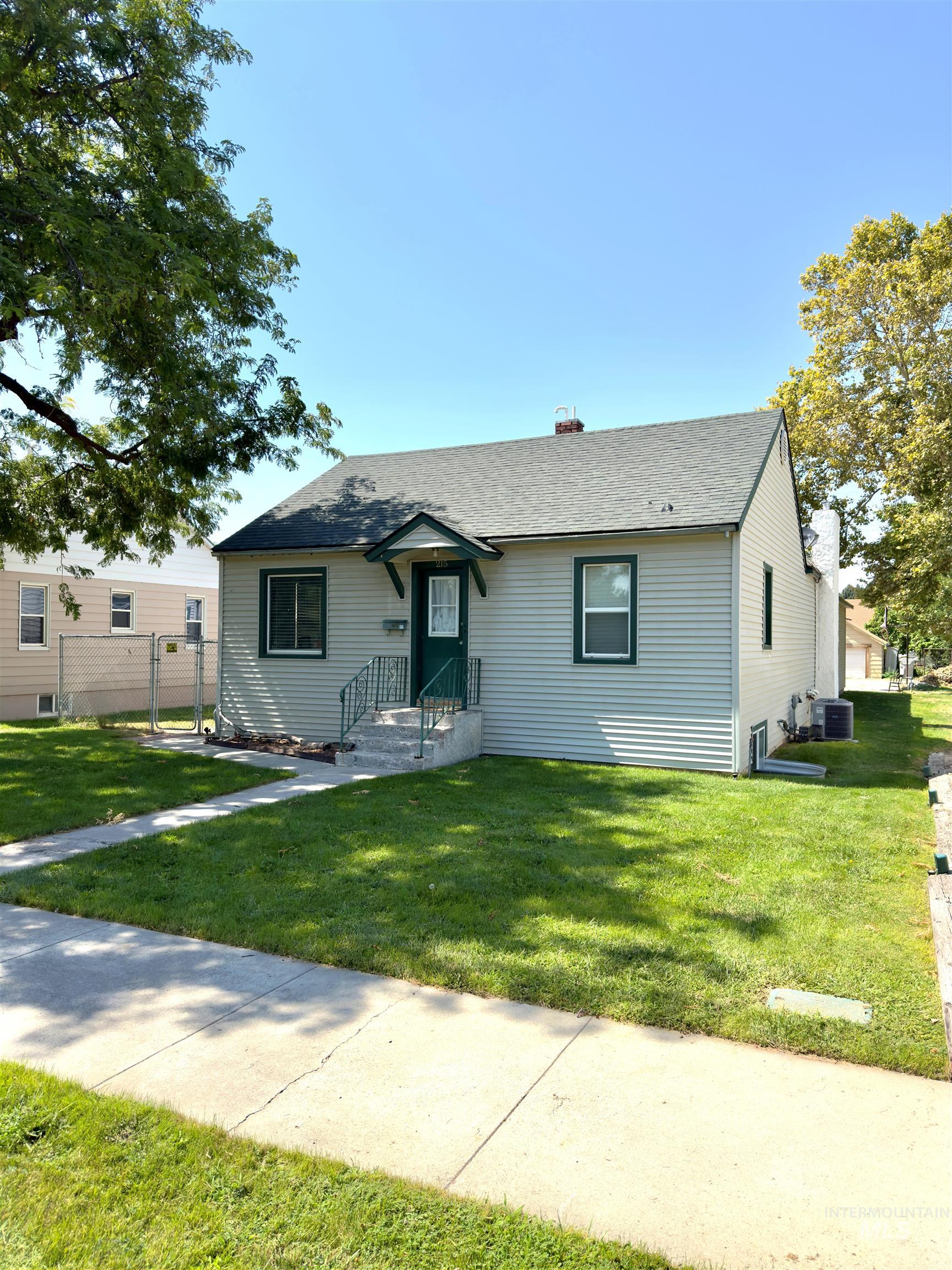 215 S Juniper St Property Photo 1