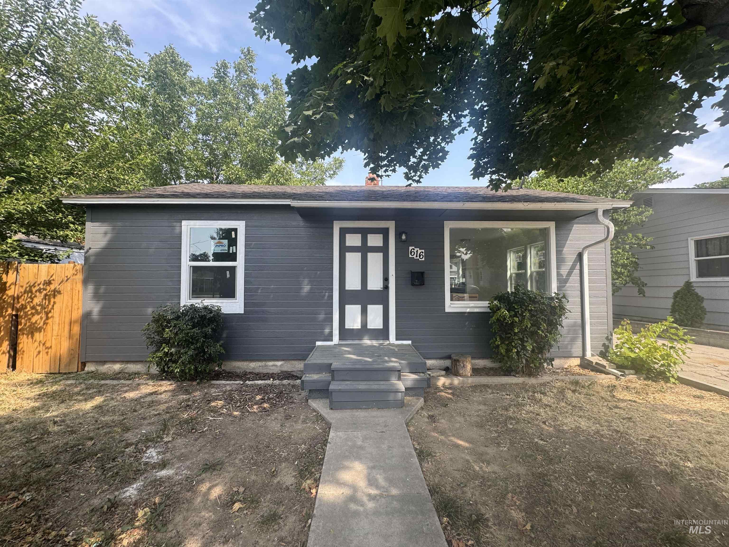 616 S Olive St Property Photo 1