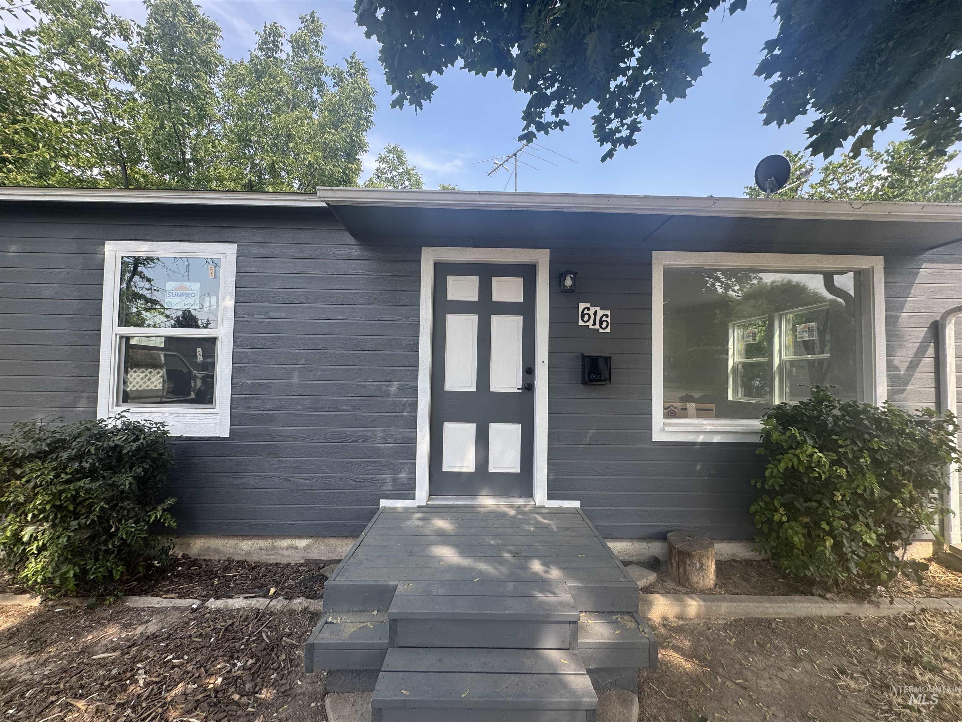 616 S Olive St Property Photo 2