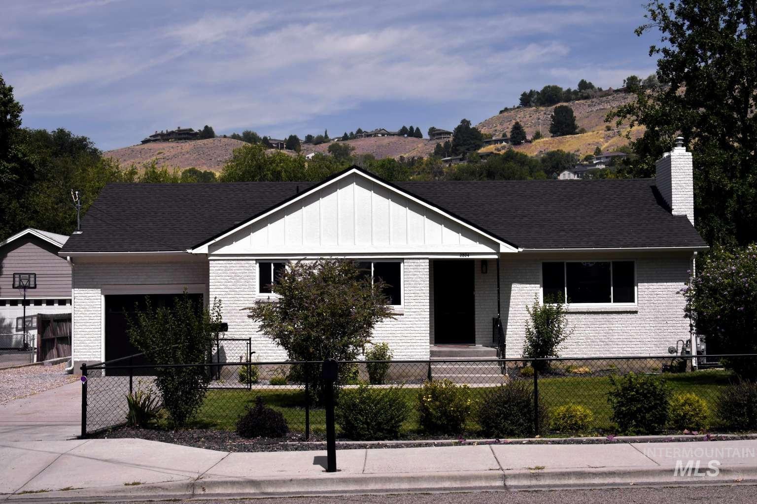 3804 W Catalpa Dr Property Photo 1