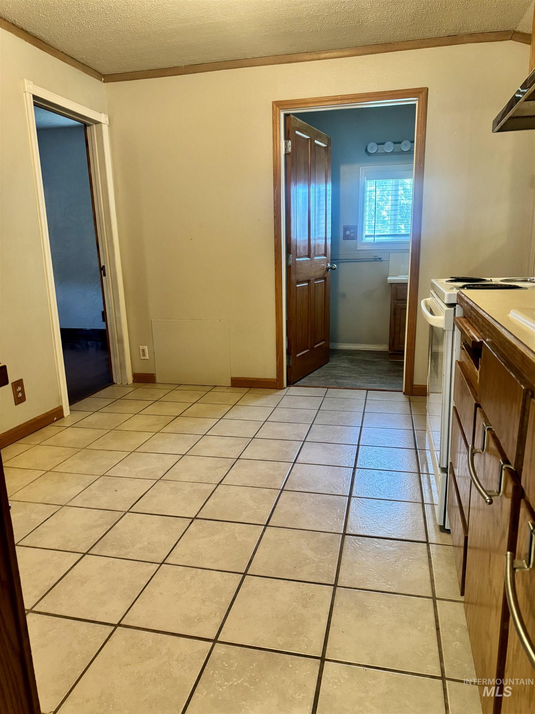 112 6th St Property Photo 9